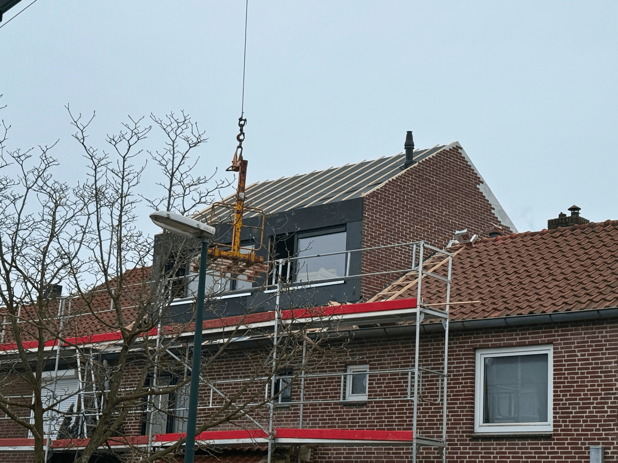 Bakstenen metselwerk sluit aan op de bestaande gevel