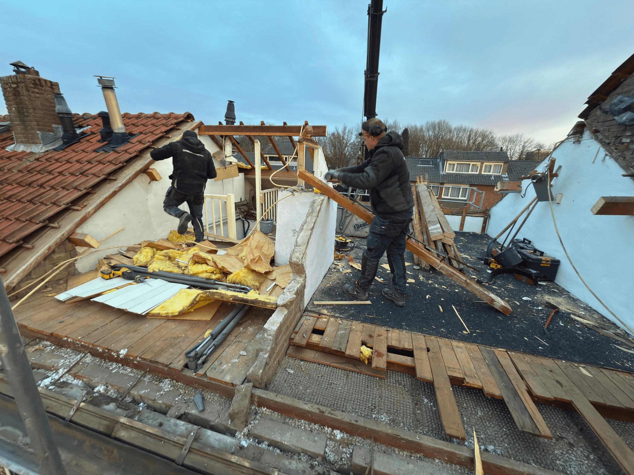 Het dak wordt verder opengelegd voor de plaatsing van prefab modules