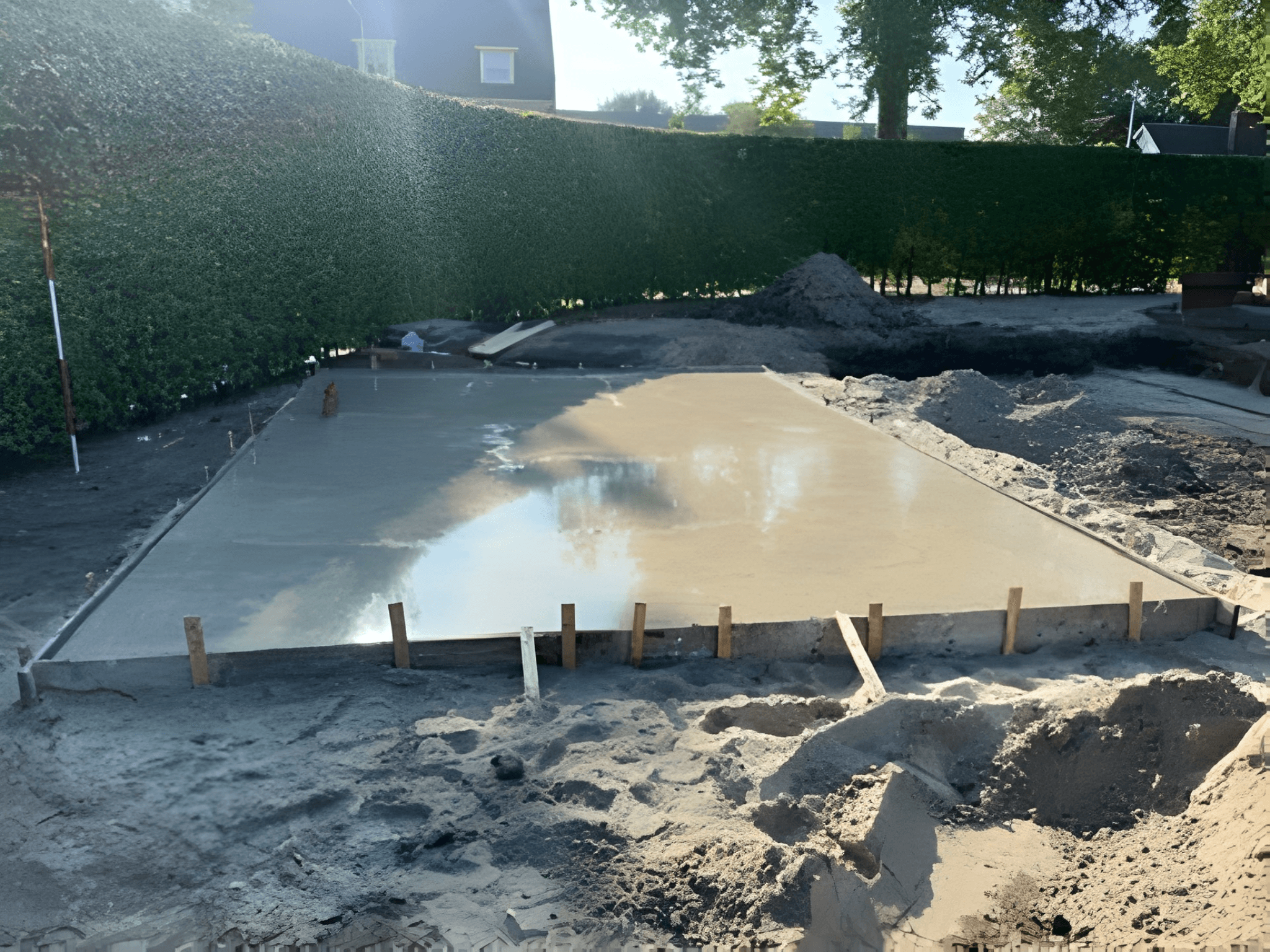 Betonnen fundering voor de terrasoverkapping in de tuin