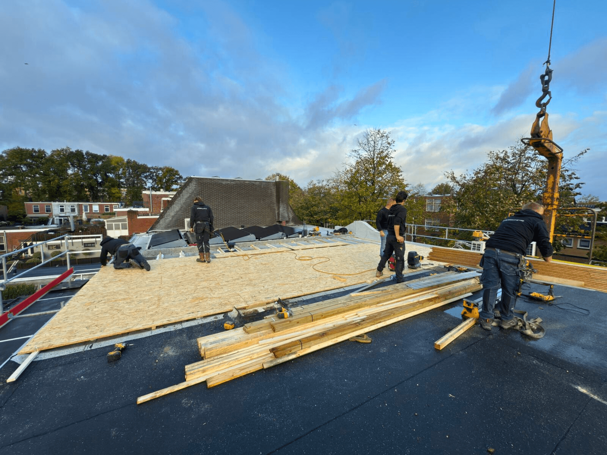 De bodemplaten van de prefab dakopbouw worden geplaatst