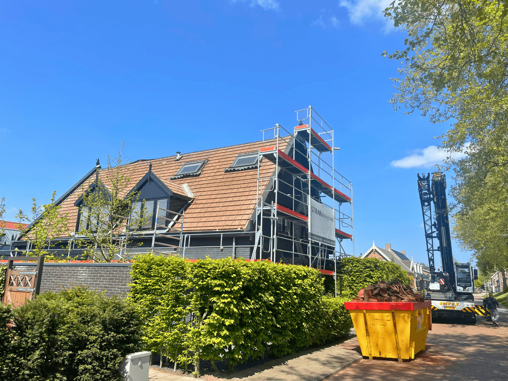 Dak van de woning ontdaan van oude dakpannen voor renovatie