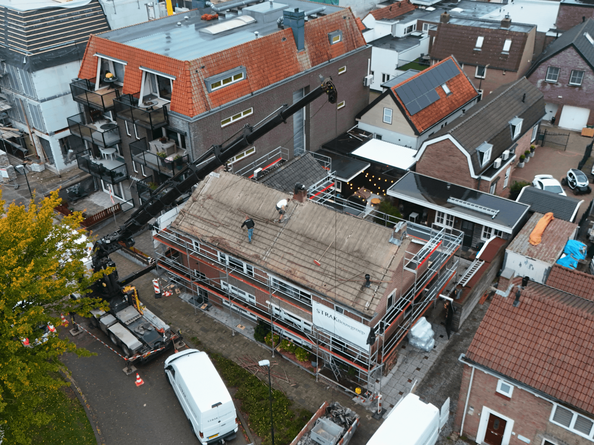 Dak in Werkendam ontdaan van oude dakpannen