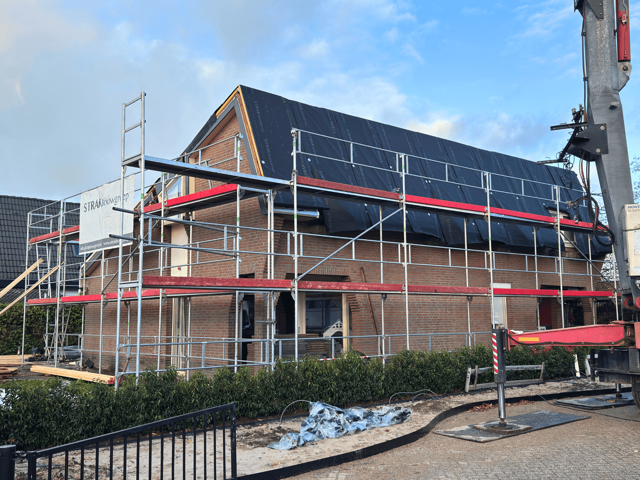 Nieuw waterkerend dakfolie wordt aangebracht tijdens de renovatie