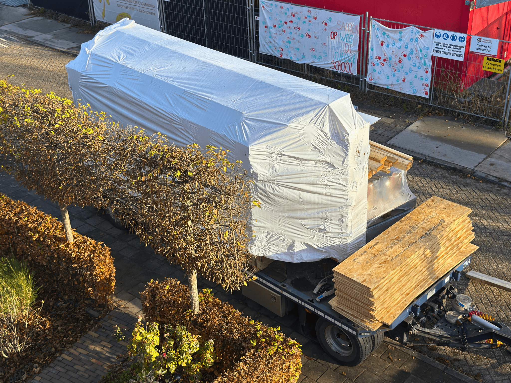 Nieuwe dakpannen en prefab dakkapel klaar voor transport naar Wijk en Aalburg