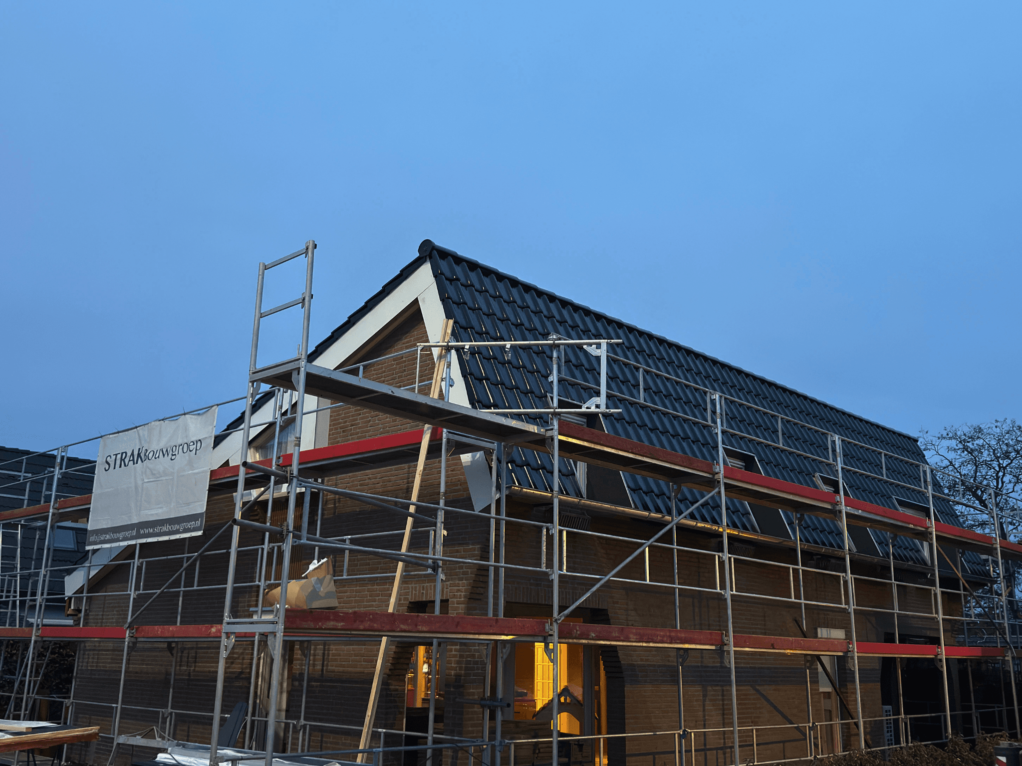 Renovatie in volle gang met nieuw geplaatste dakpannen, panlatten en dakfolie