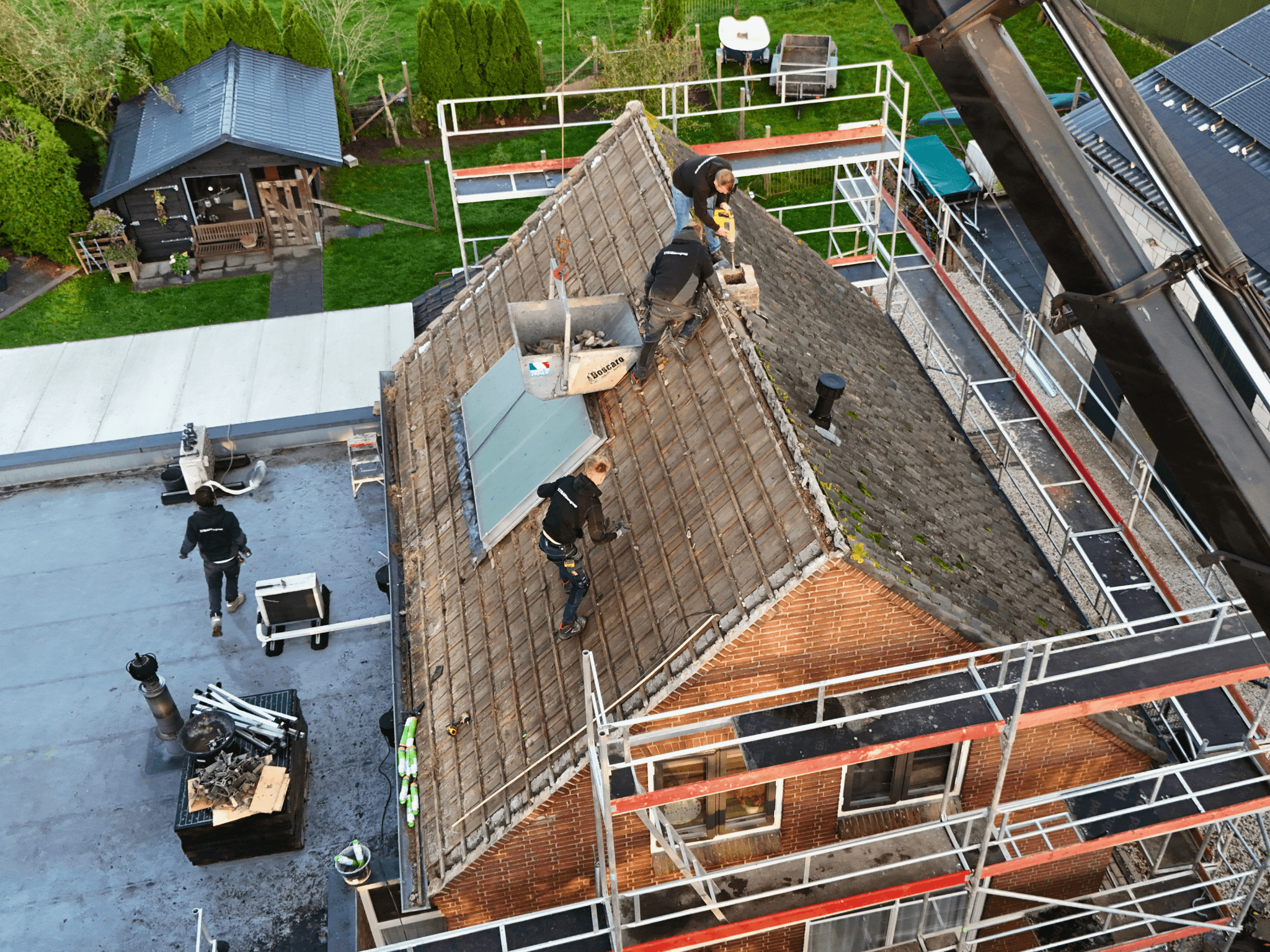 De oude dakpannen en schoorsteen worden verwijderd