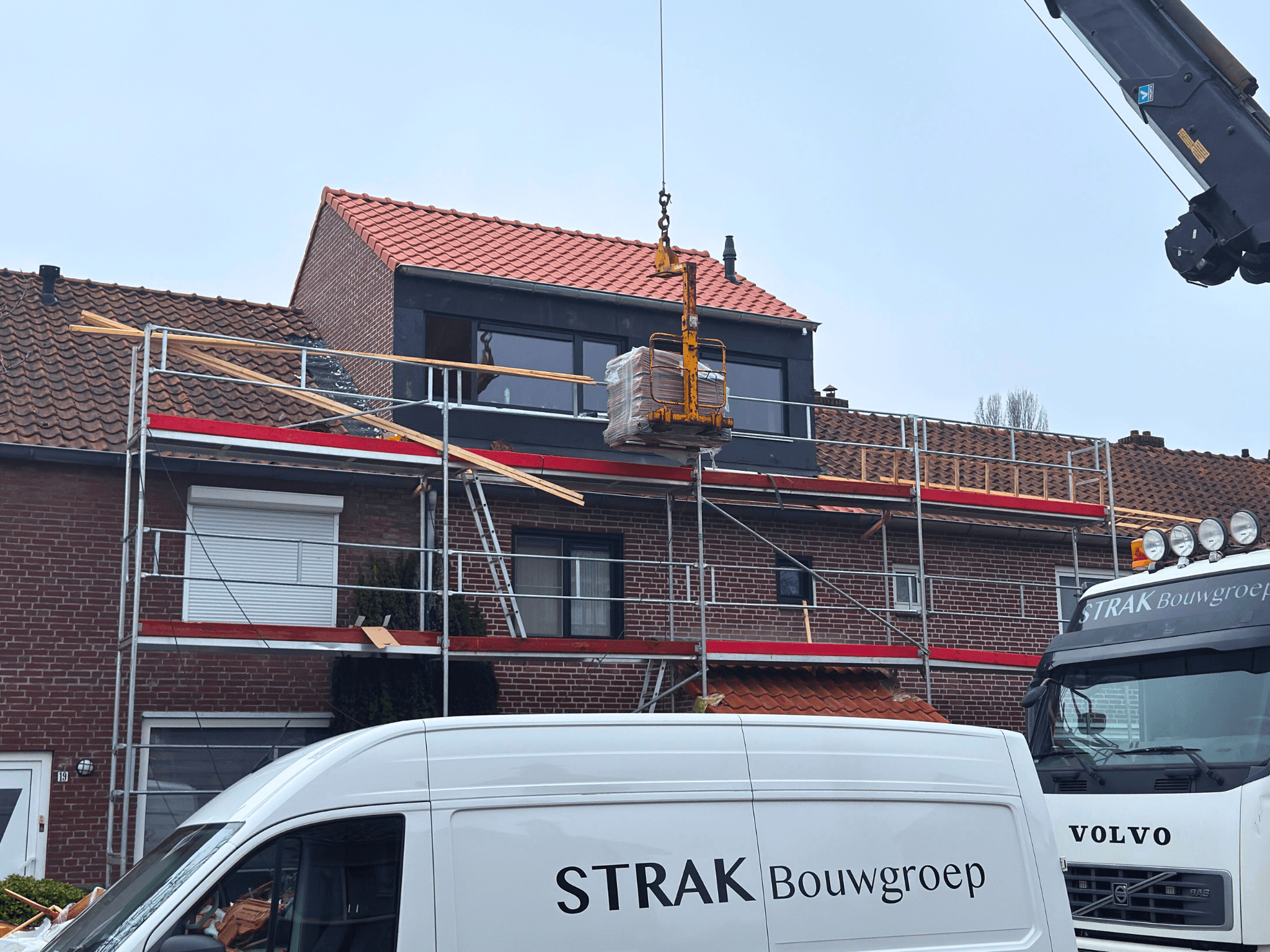 Daksluiting met netjes uitgelijnde pannen