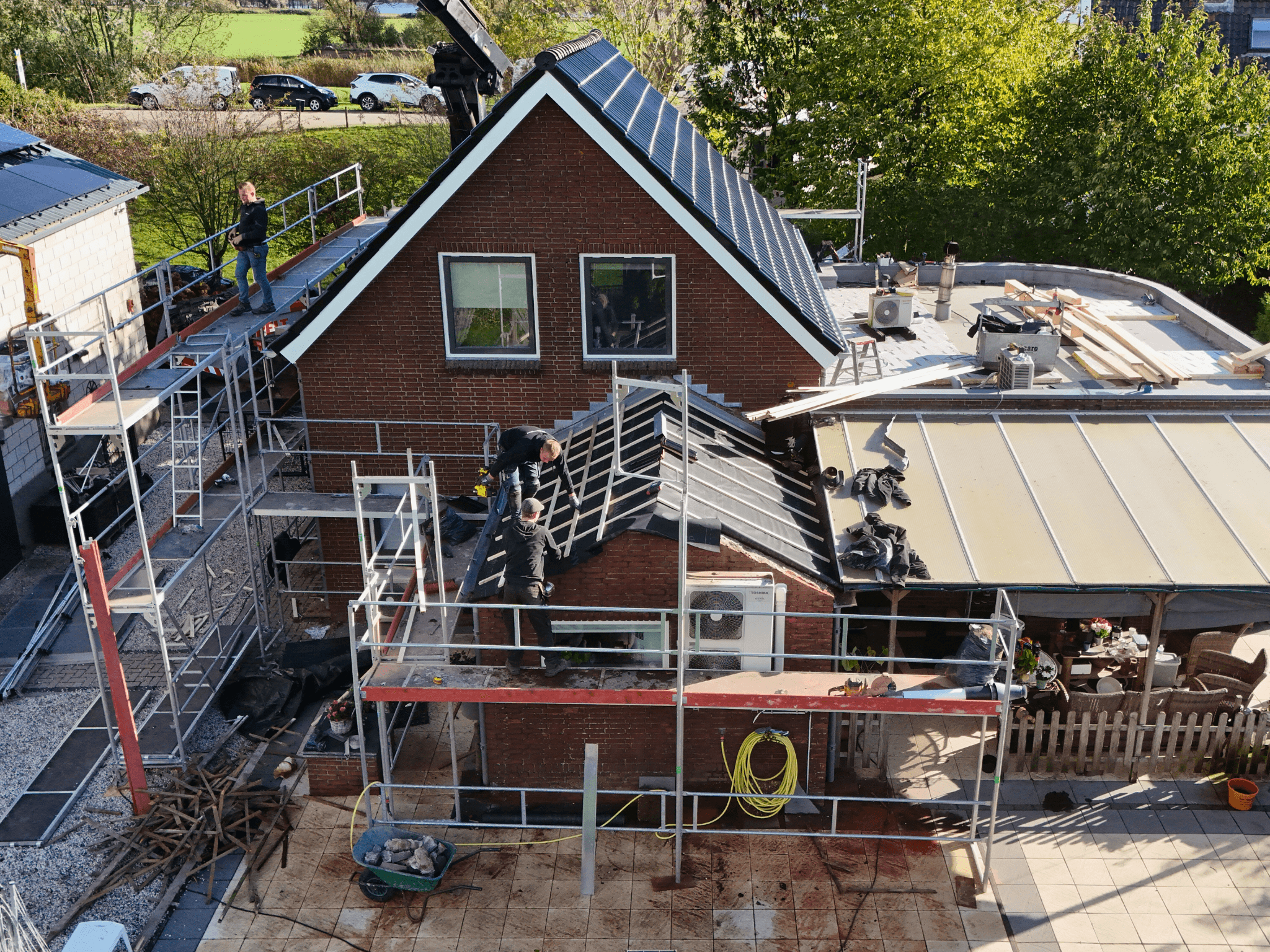 Dakrenovatie van de aanbouw in Zuilichem