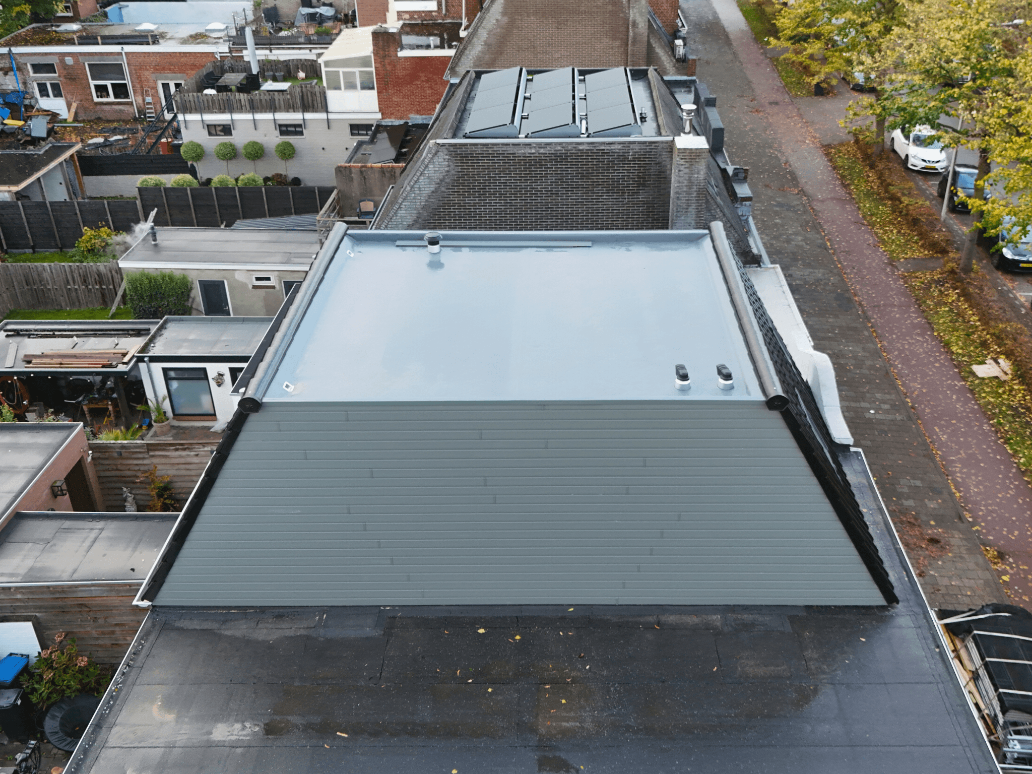 De afwerking van de gevelbekleding van de dakopbouw