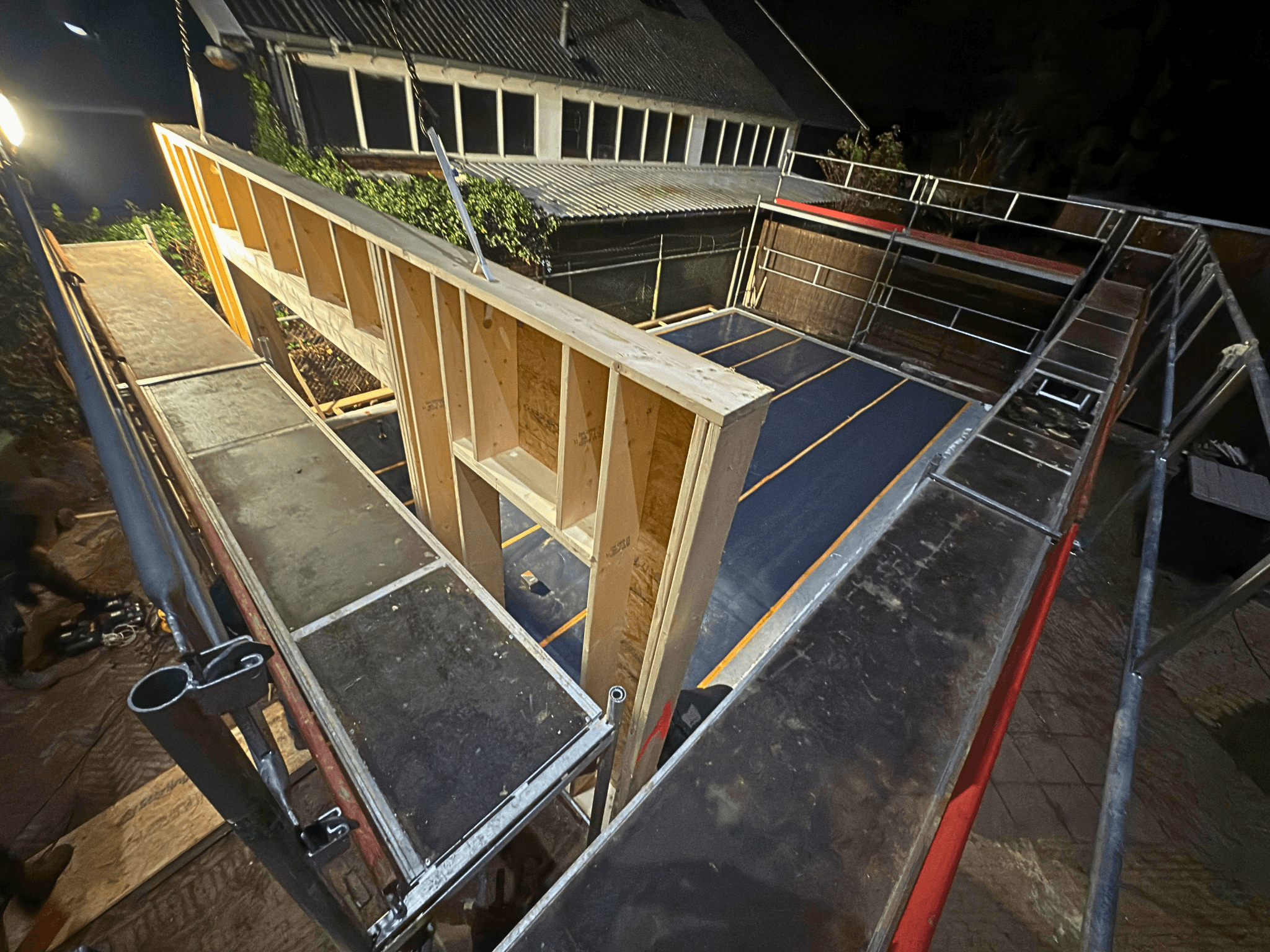 De eerste module van de prefab schuur is geplaatst