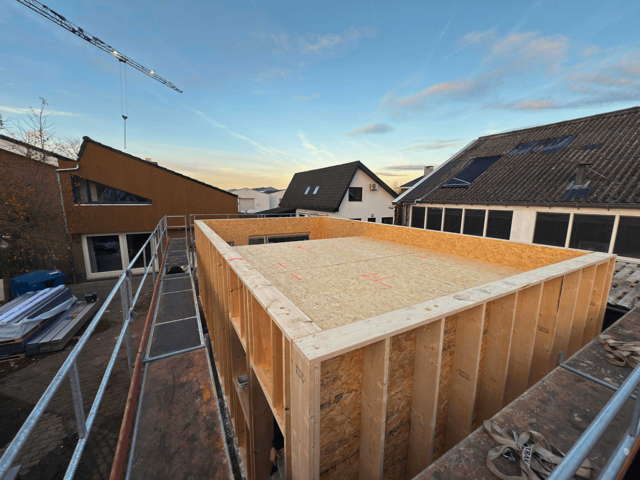 Op de bouwplaats krijgt de prefab schuur stap voor stap vorm