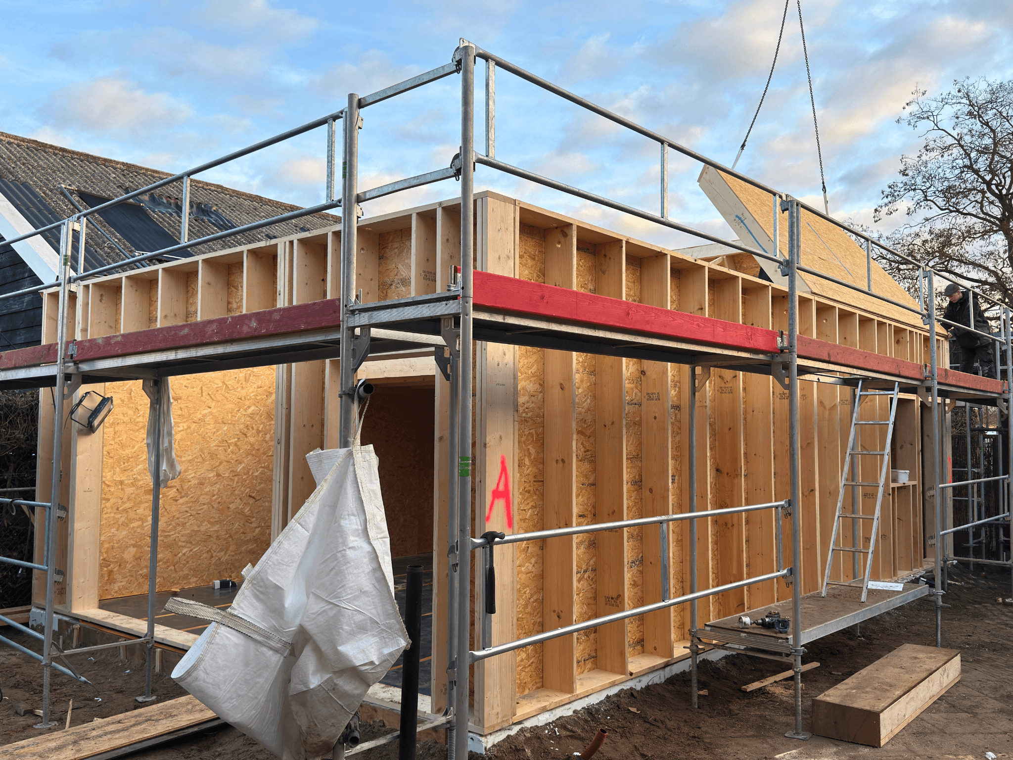 Onze vakmannen plaatsen prefab onderdelen vroeg in de ochtend