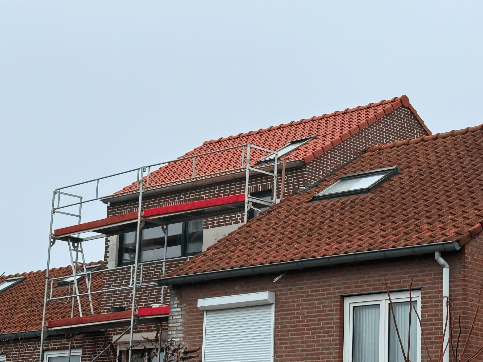 Achterzijde van de woning met afgewerkte nokverhoging