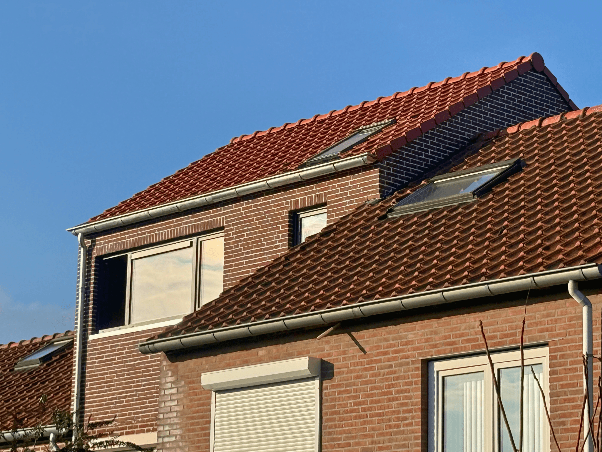 Schuin achteraanzicht met zicht op de nieuwe daklijn