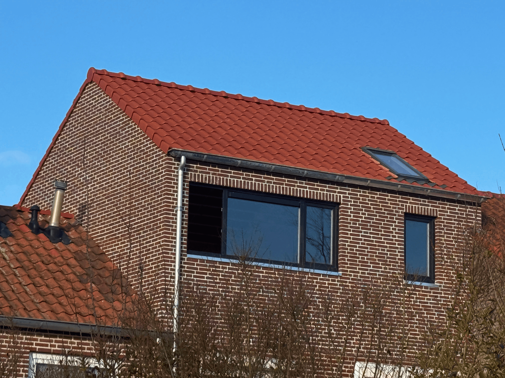 Achteraanzicht van de woning na oplevering van de nokverhoging