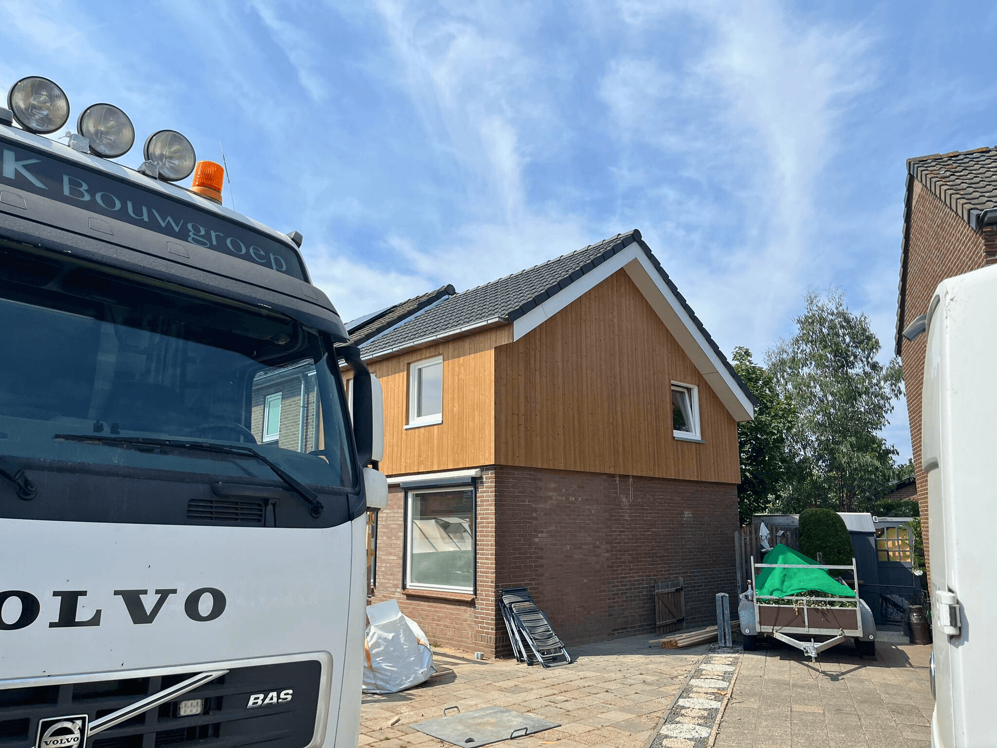 STRAK Bouwgroep voertuig bij de afgeronde dakopbouw in Zuilichem