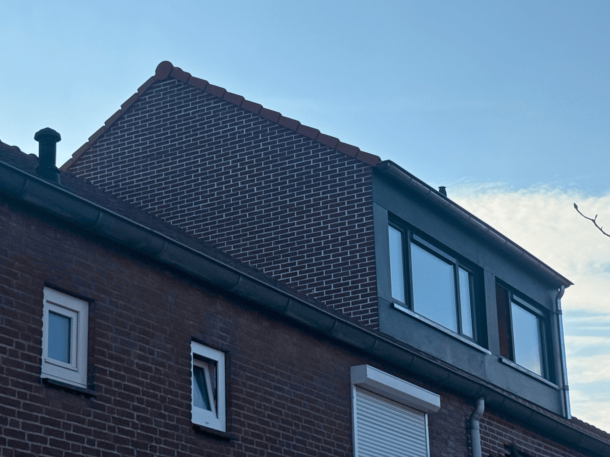 Vooraanzicht van de woning met nieuwe nokverhoging in Eindhoven