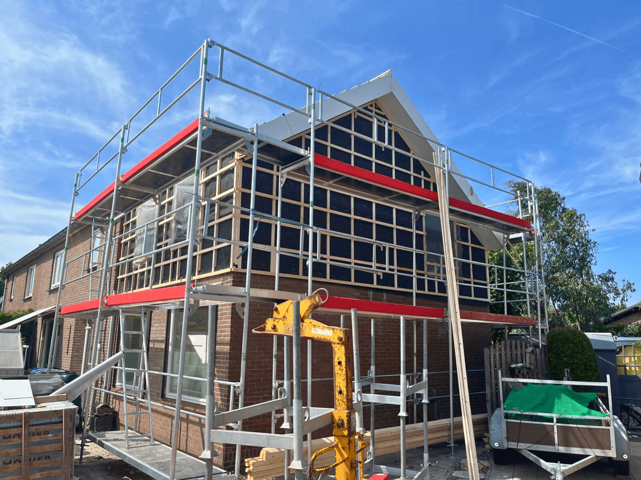 De nieuwe dakopbouw met wind- en waterdichte folie in aanbouw in Zuilichem