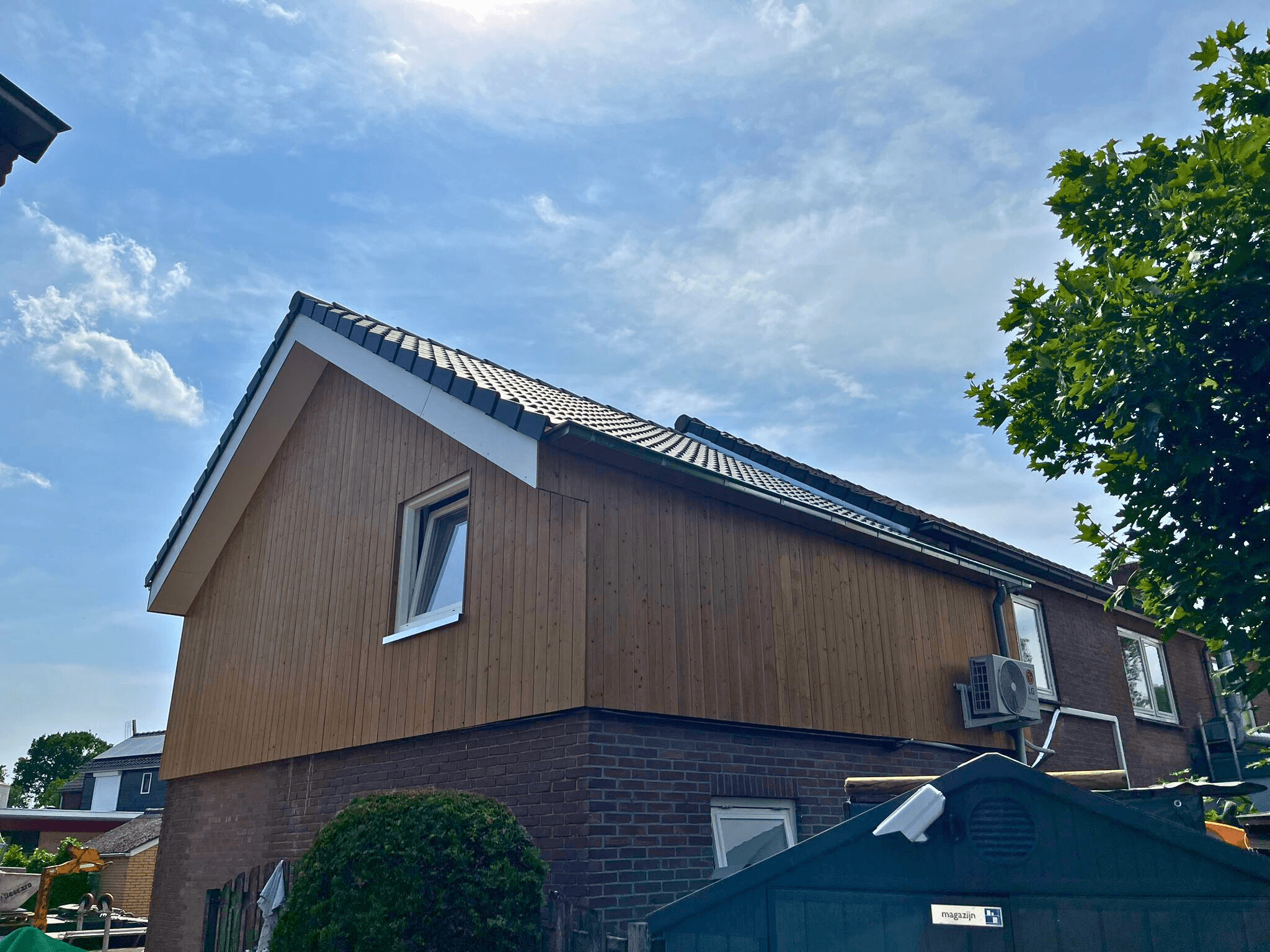 Afgewerkte houten gevelbekleding op de dakopbouw in Zuilichem