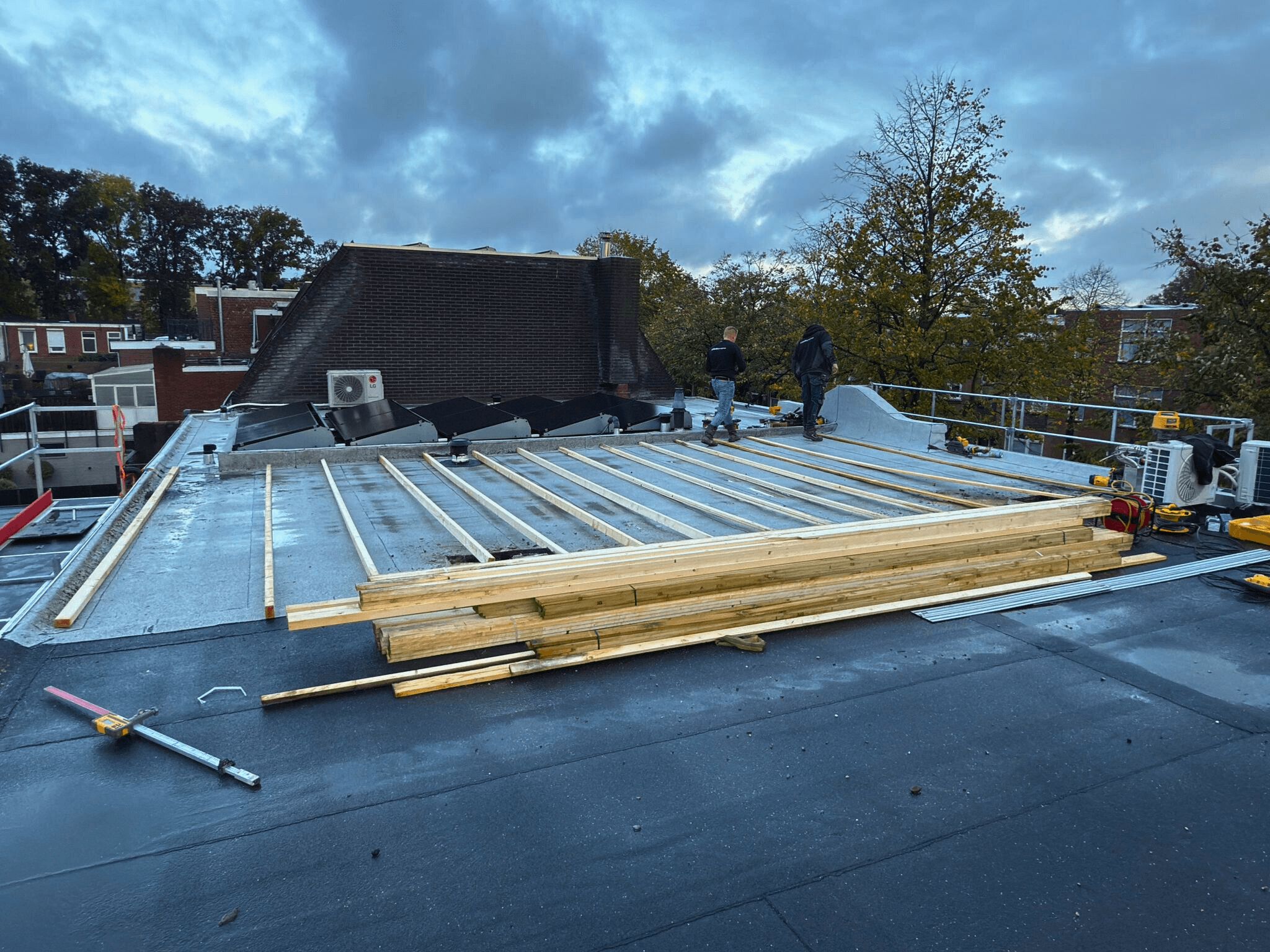 Het bestaande dak wordt klaargemaakt voor de opbouw