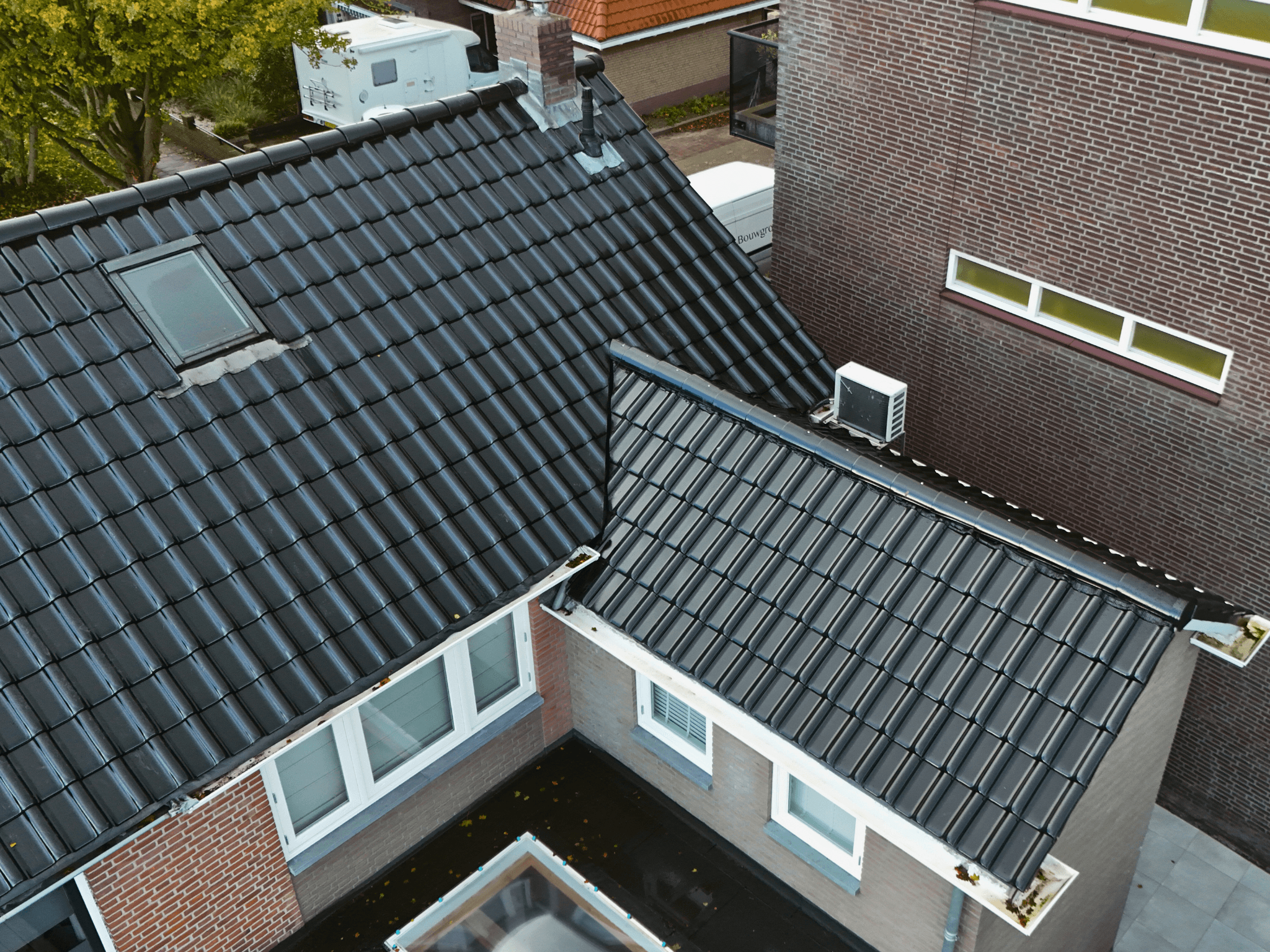 Nieuwe donkergrijze keramische dakpannen in Werkendam