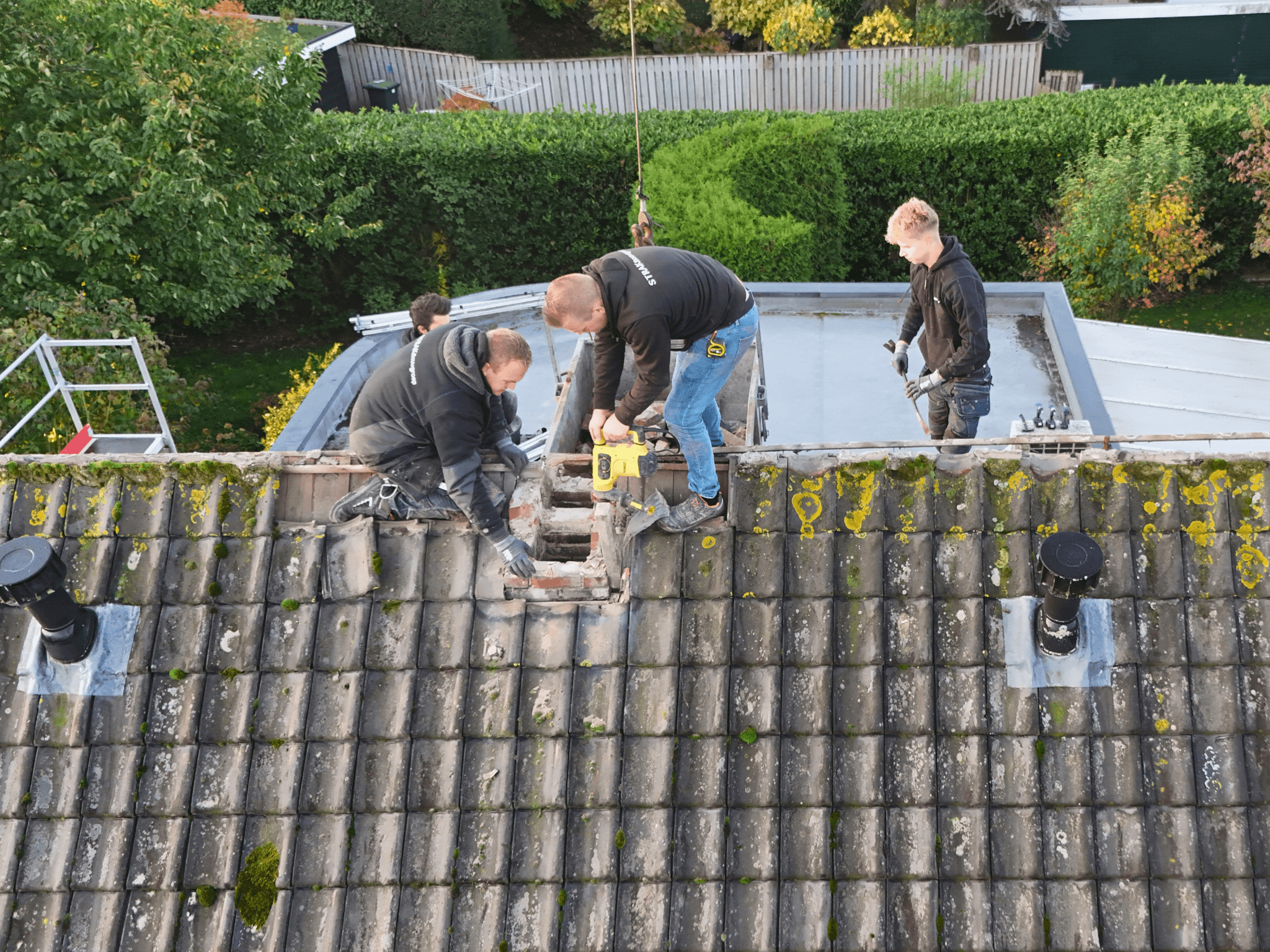 Start van de renovatie: De nok wordt opengebroken