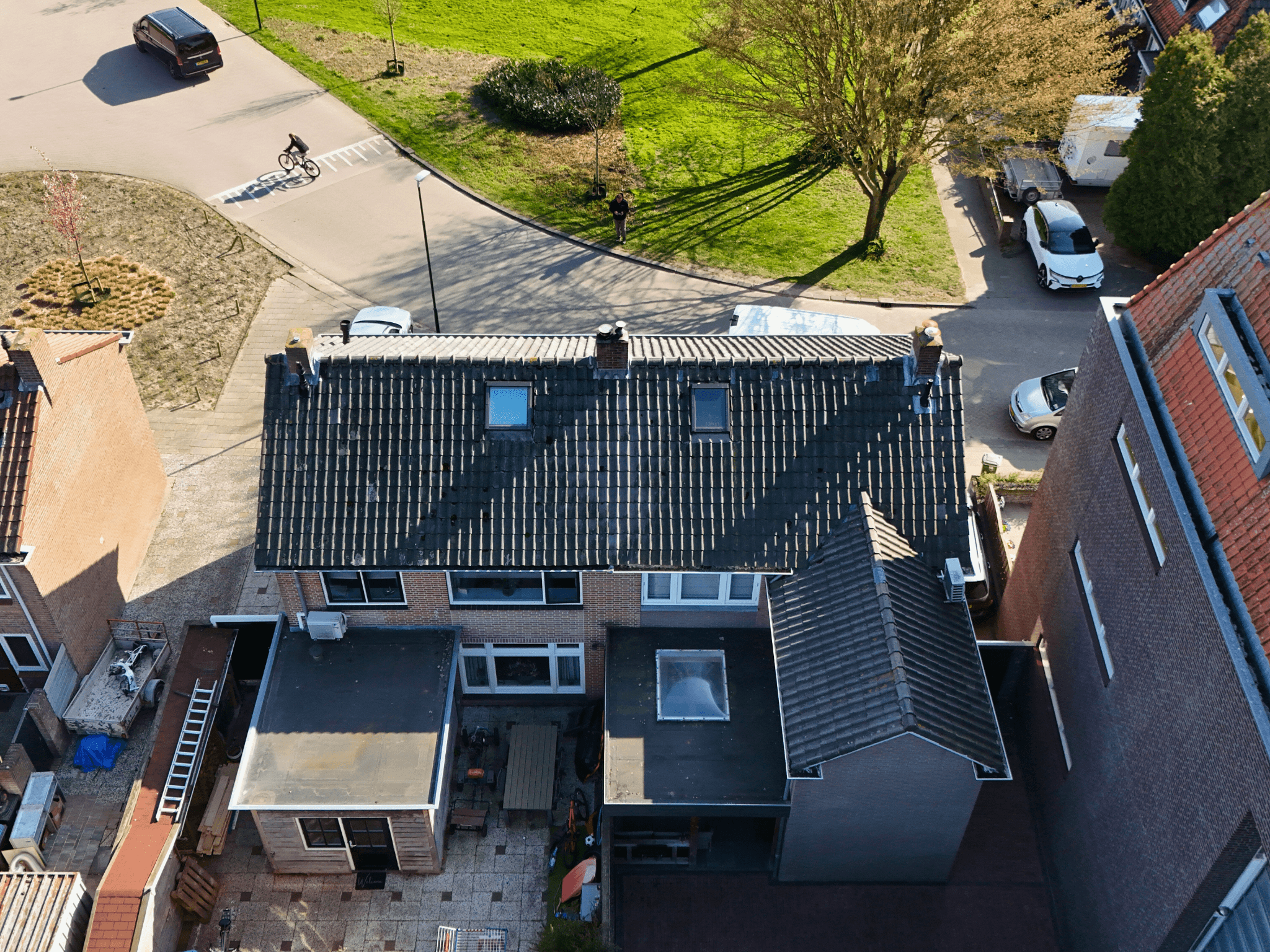 Oude dakpannen en aansluitingen op de woning in Werkendam