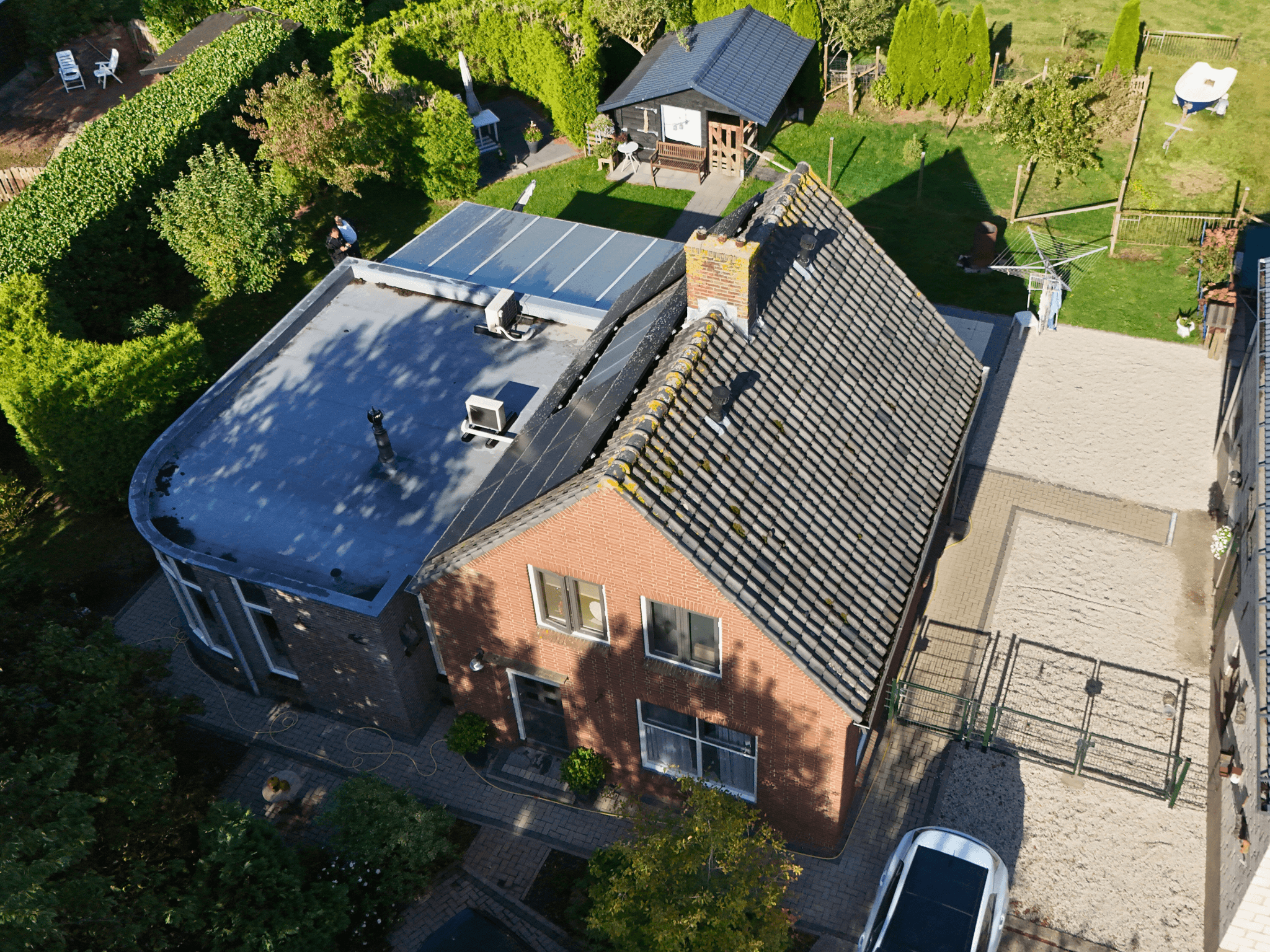 Het oude dak in Zuilichem, klaar voor renovatie