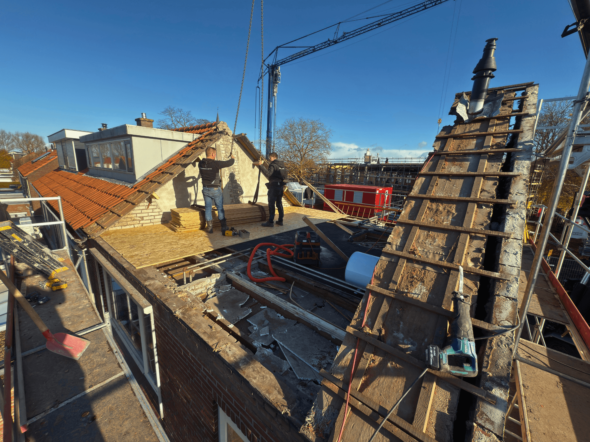 Voorbereiding van het dak in Wijk en Aalburg voor plaatsing van een prefab dakkapel