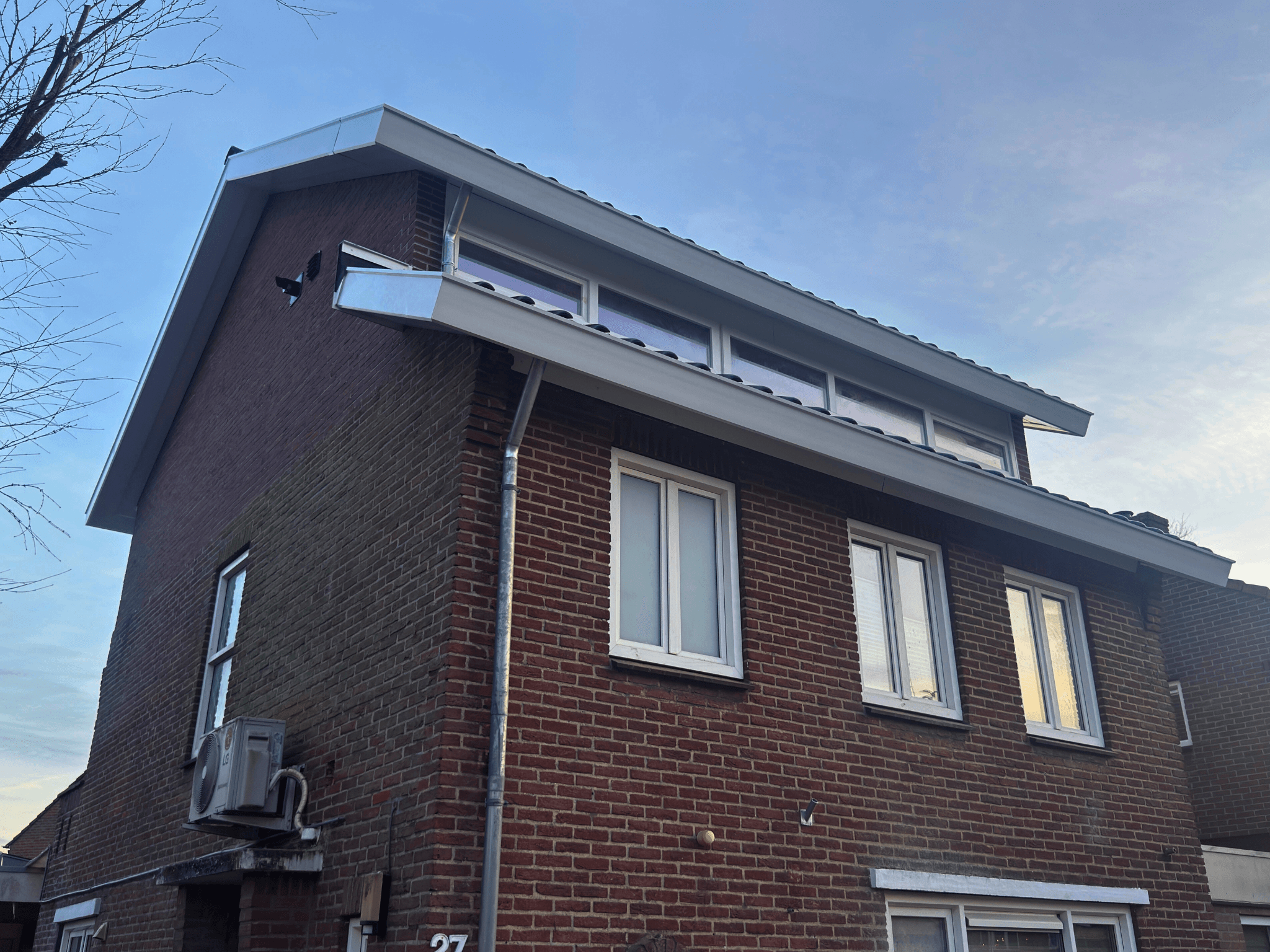 STRAKke overgang tussen bestaande gevel en nieuwe dakopbouw