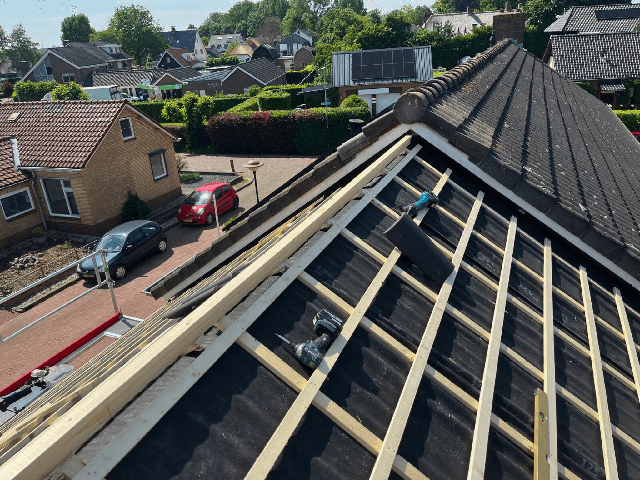 Panlatten worden bij de nok aangebracht en aangesloten op het bestaande dak