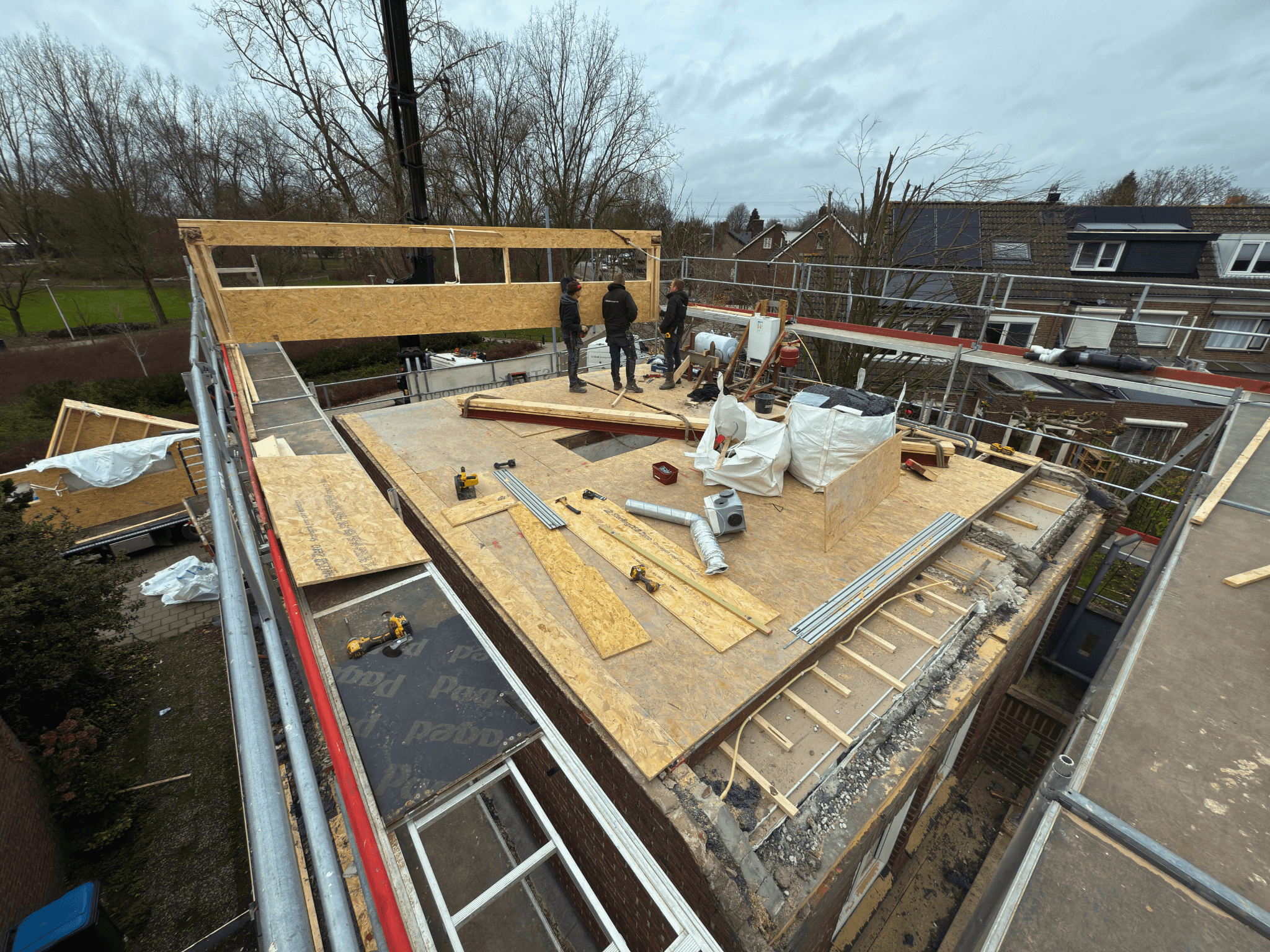 Prefab dakelementen worden met een kraan geplaatst