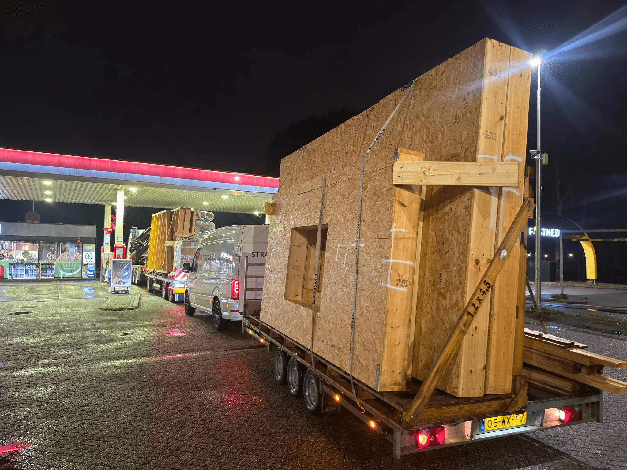 Prefab onderdelen klaar voor transport naar Bergen op Zoom