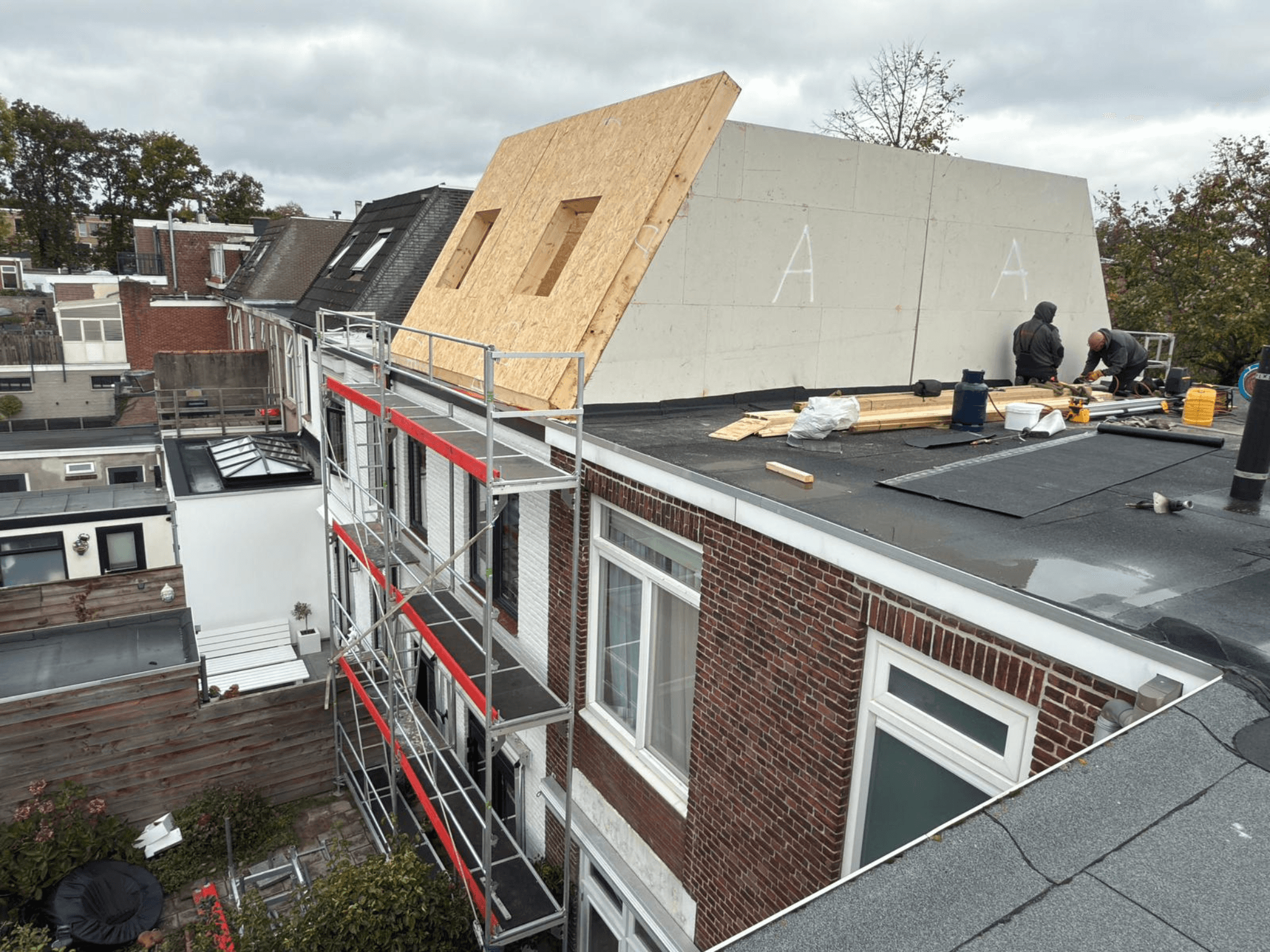 De prefab dakopbouw is geplaatst