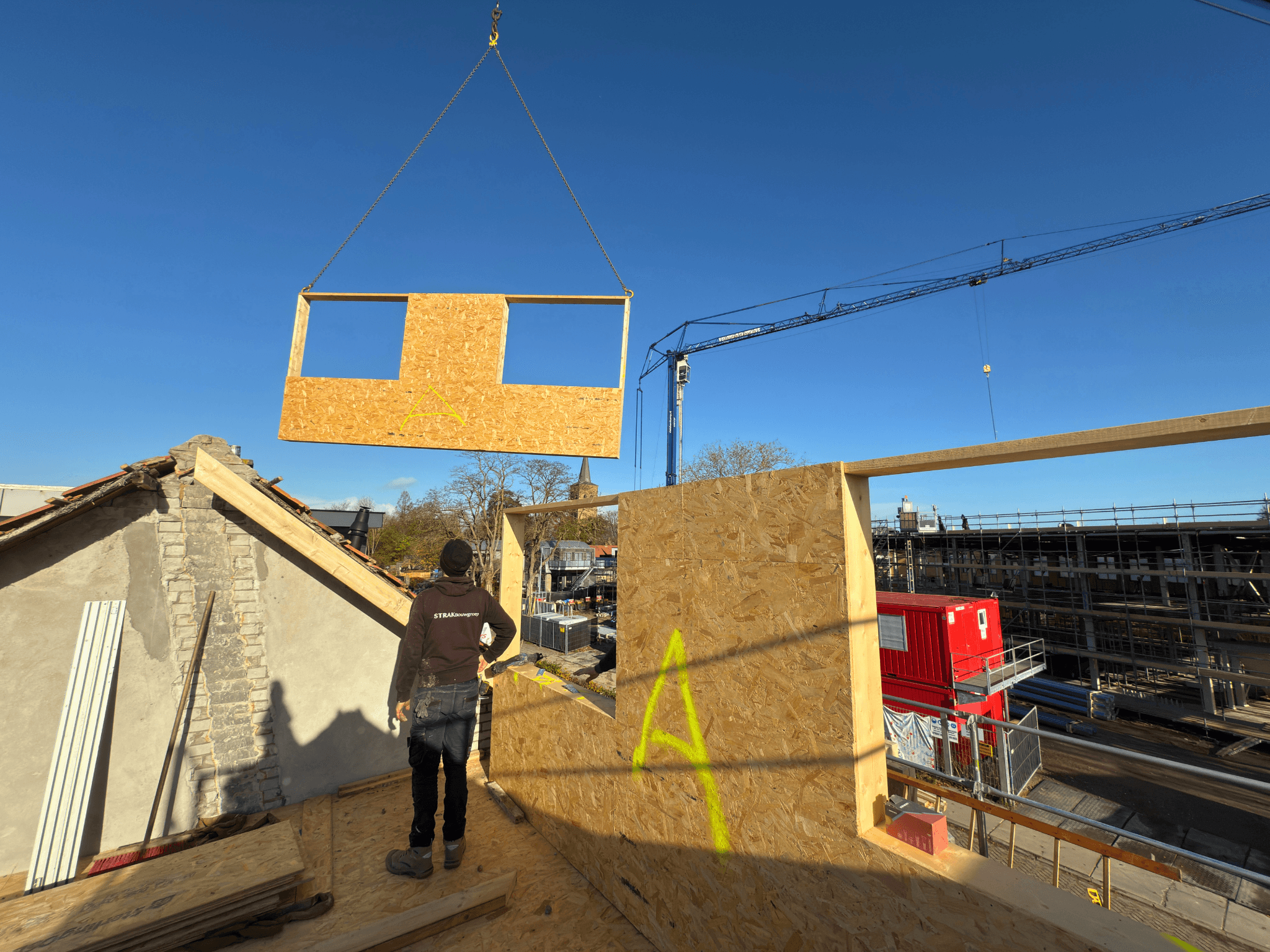 Prefab dakkapel wordt met kraan op het dak geplaatst in Wijk en Aalburg