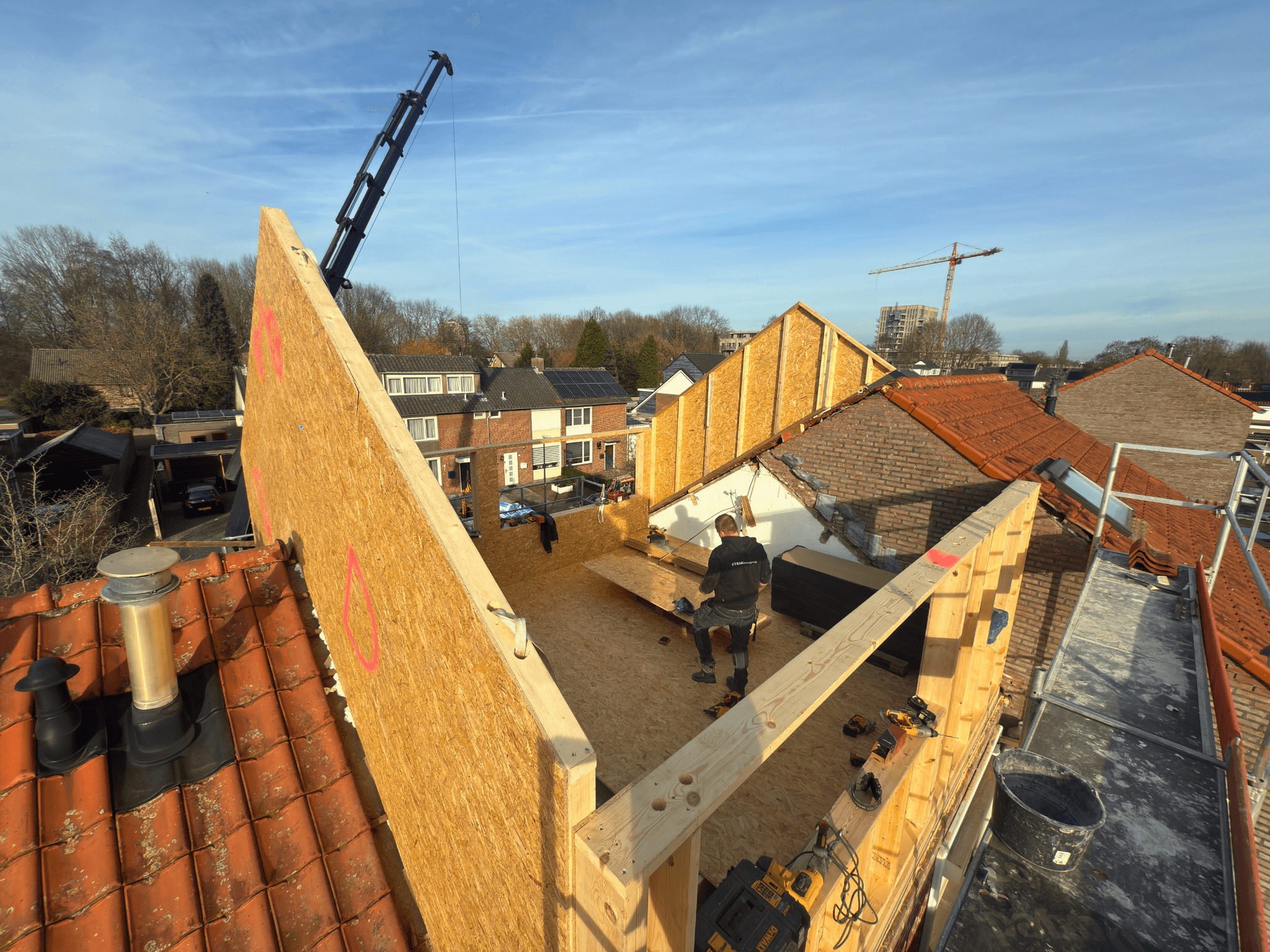 Prefab wandmodules worden zorgvuldig op hun positie gezet