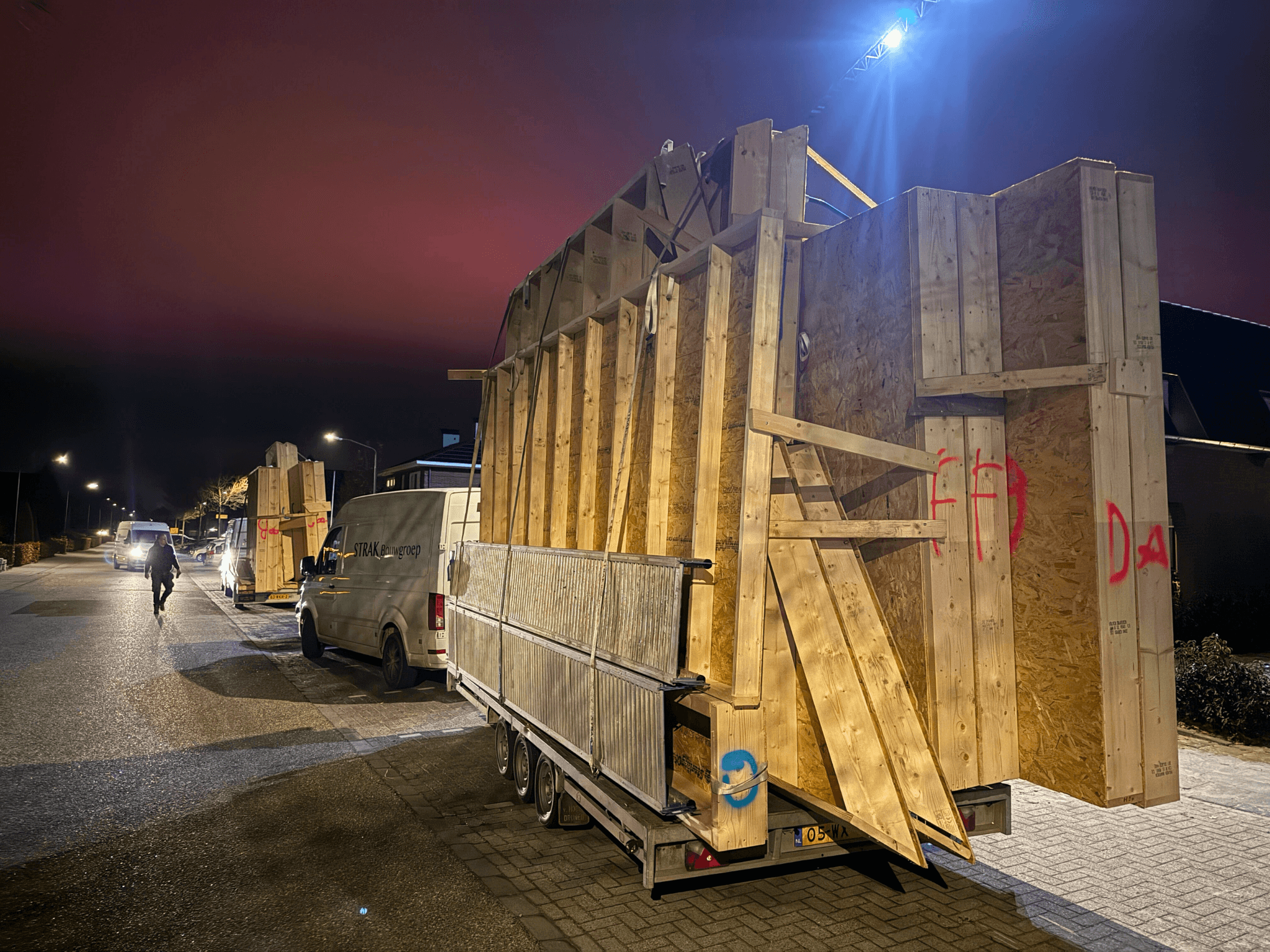 Prefab modules op de aanhanger bij de bouwplaats in Veen