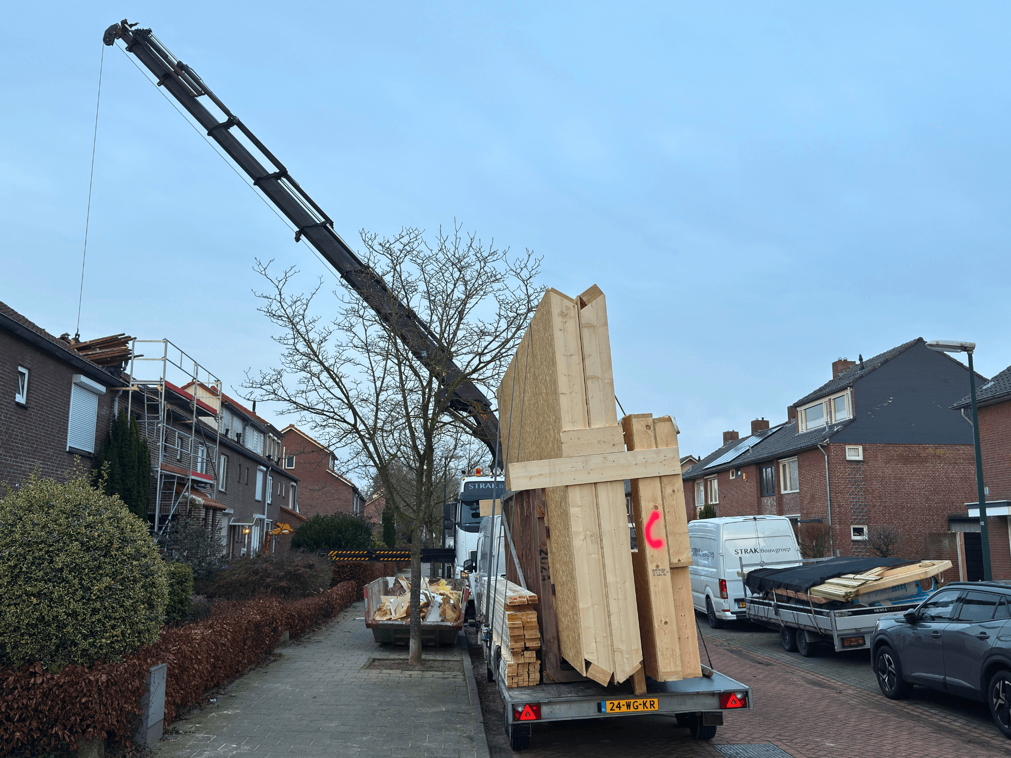 Prefab modules worden van de aanhanger gehesen op locatie