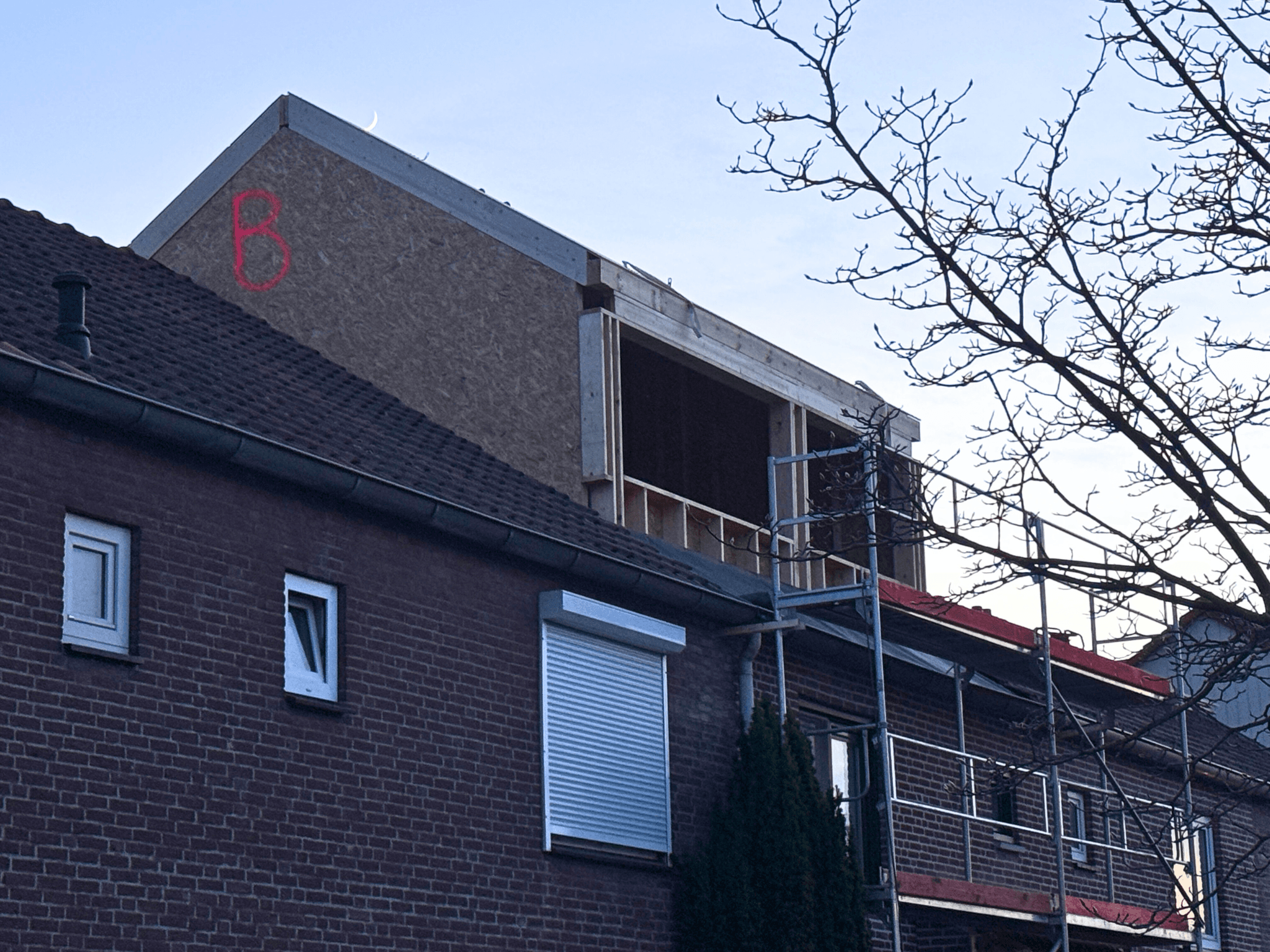Prefab frame van de nokverhoging staat volledig overeind