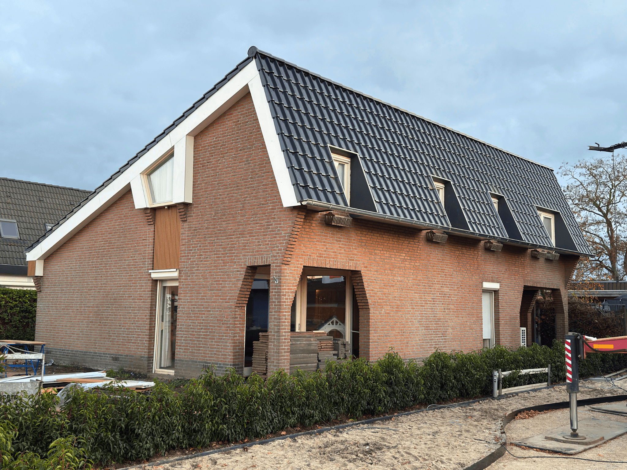 Dakrenovatie met nieuwe pannen in Veen
