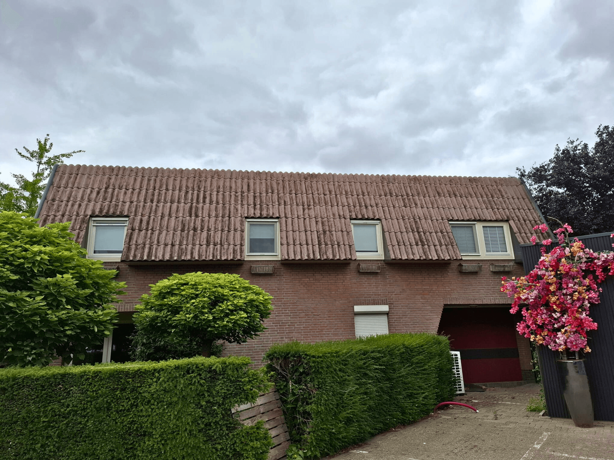 Oude dakbedekking die verwijderd is tijdens de dakrenovatie in Veen