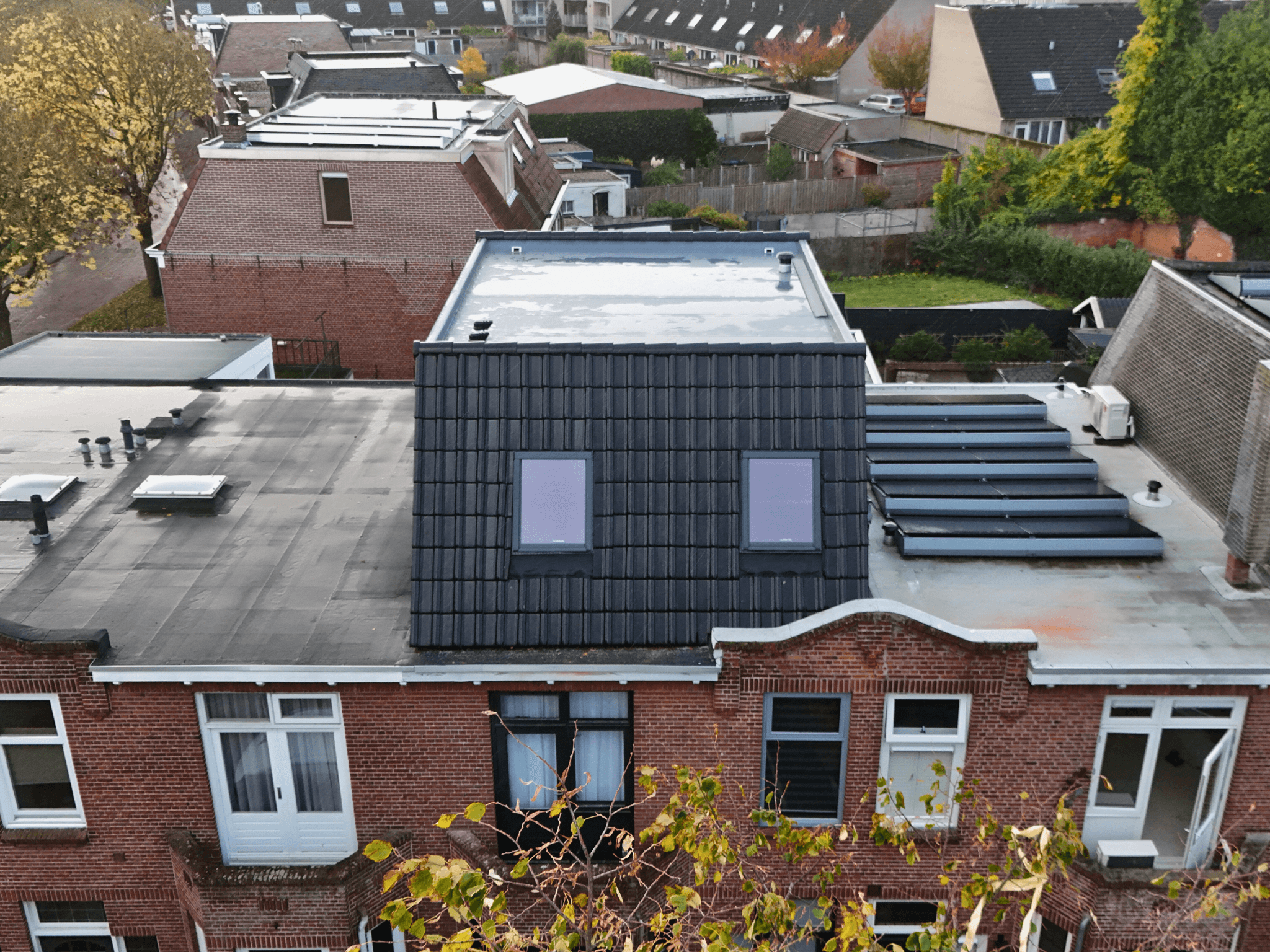 De voorzijde van de dakopbouw met ramen