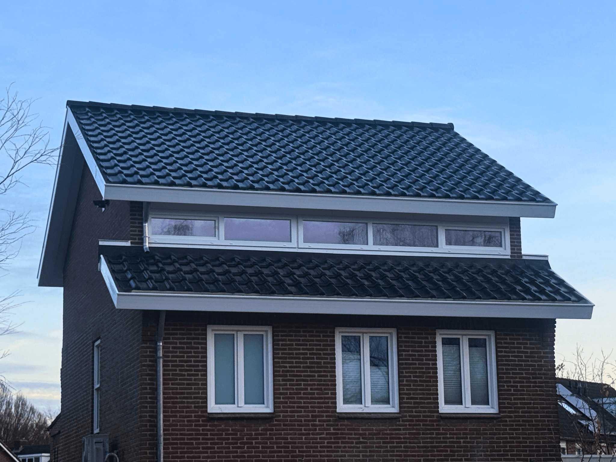 Het nieuwe karakter van de woning wordt zichtbaar na plaatsing van de dakopbouw