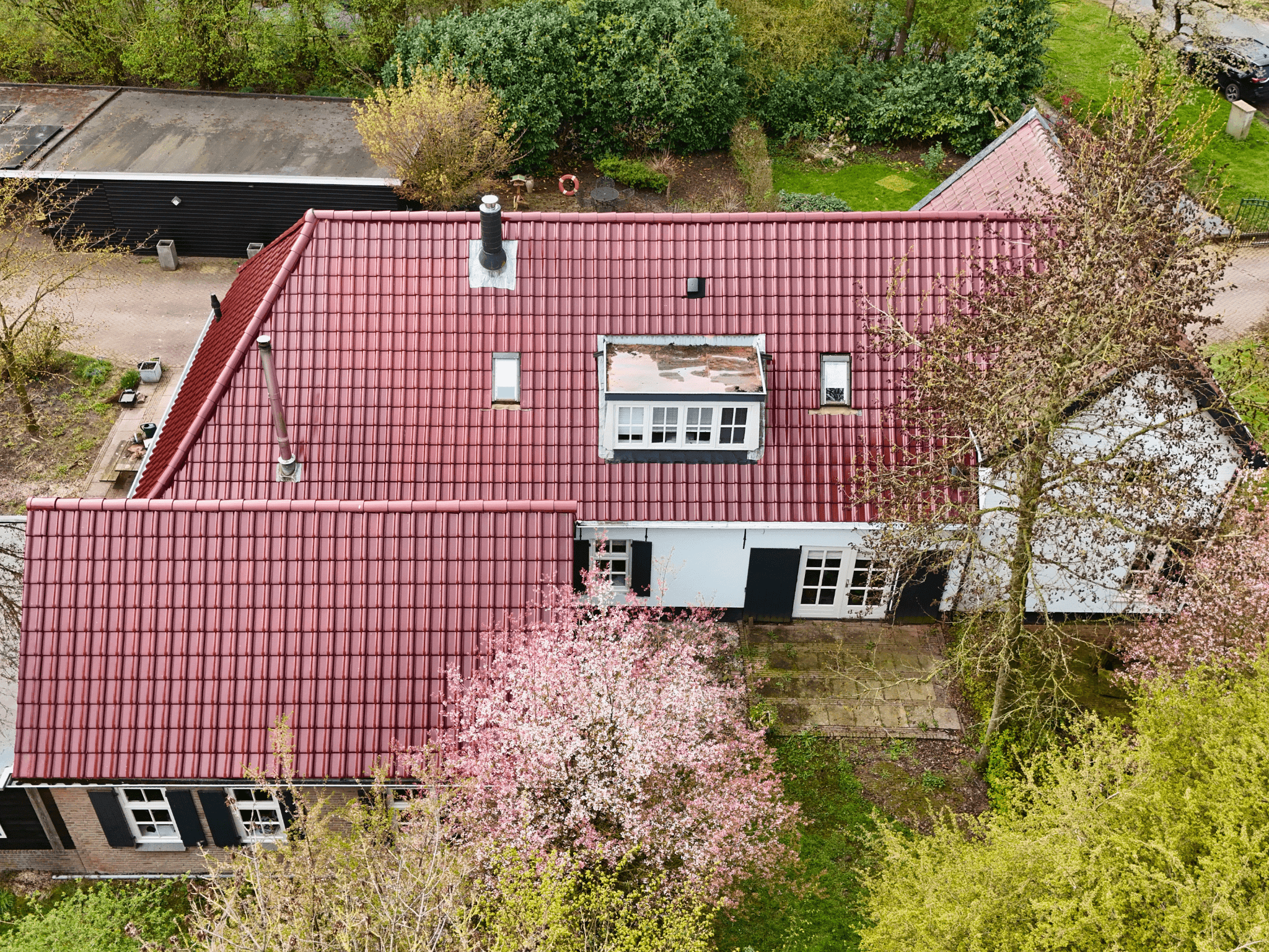 Strakke afwerking rondom de dakkapel na de dakrenovatie in Rossum