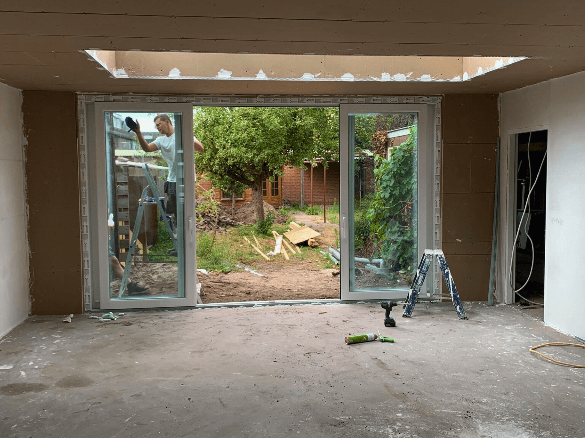 Afronding isolatie aanbouw en plaatsing schuifpui