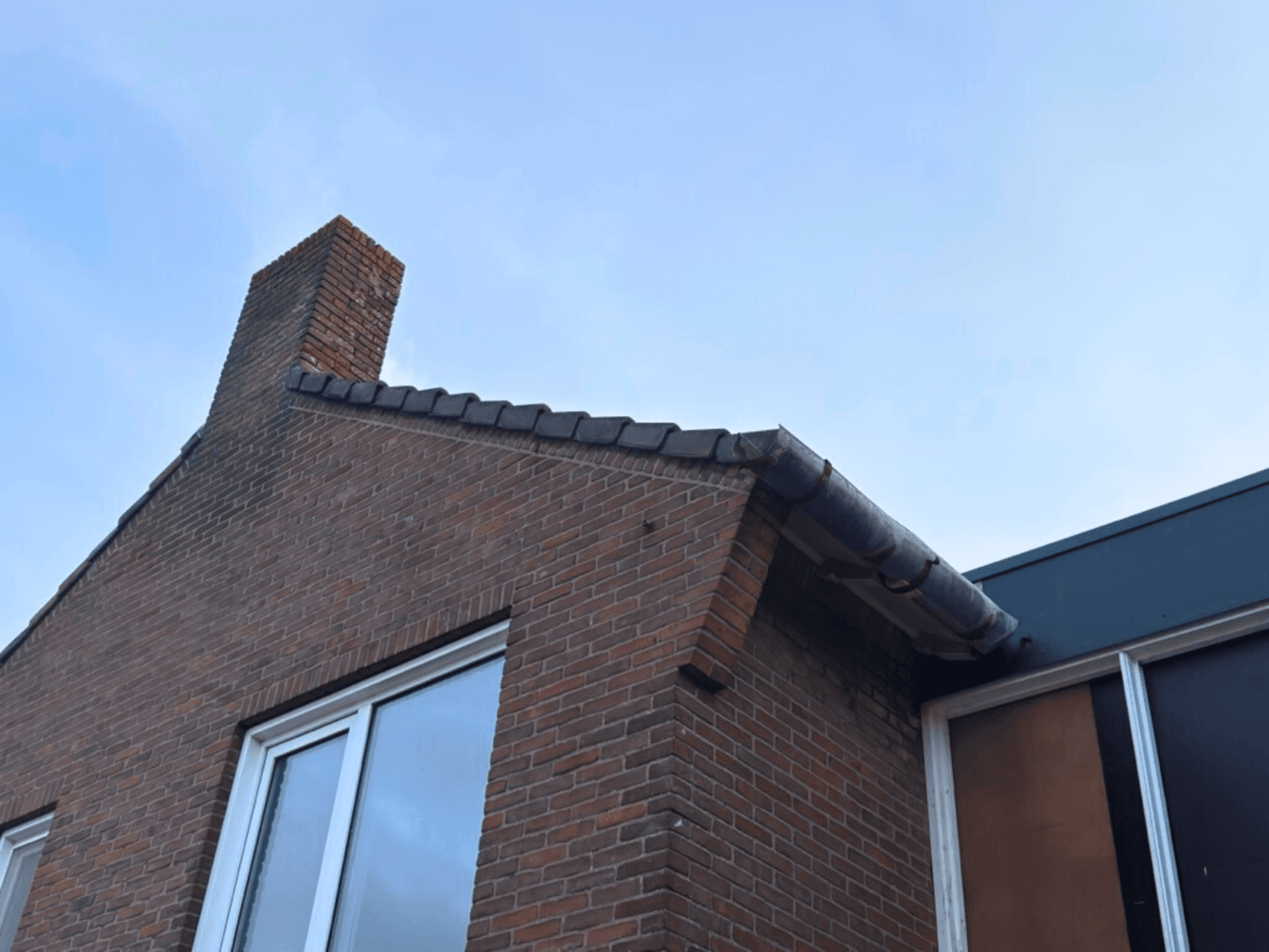 Afwerking van dakgoot en schoorsteen na dakrenovatie in Ammerzoden