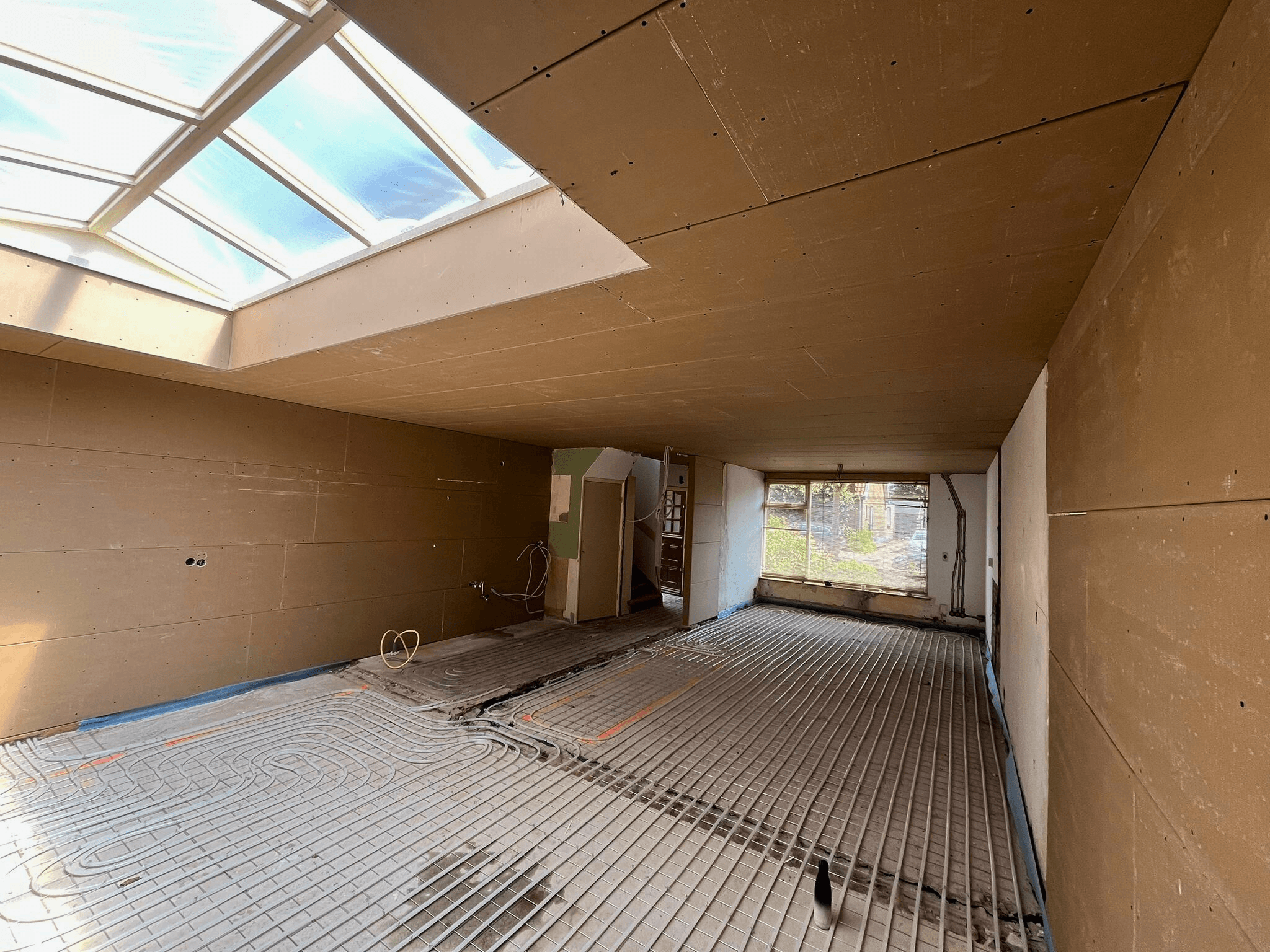 Strakke binnenafwerking: gipsplaten, elektra en leidingwerk weggewerkt