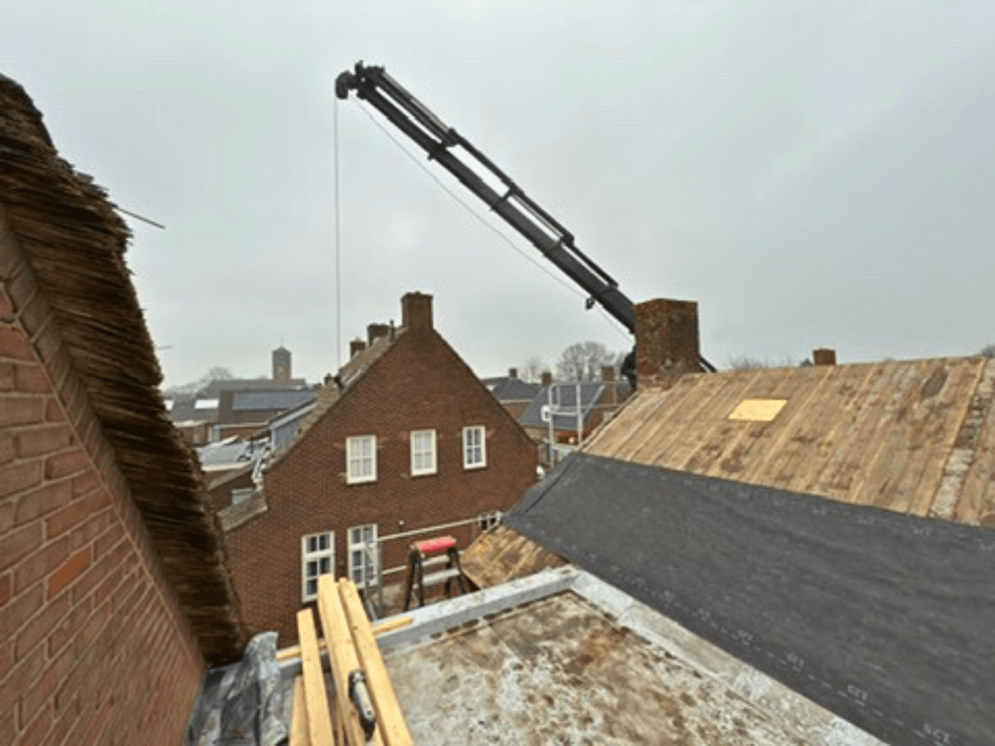 Nieuwe dakfolie geplaatst tijdens dakrenovatie in Ammerzoden