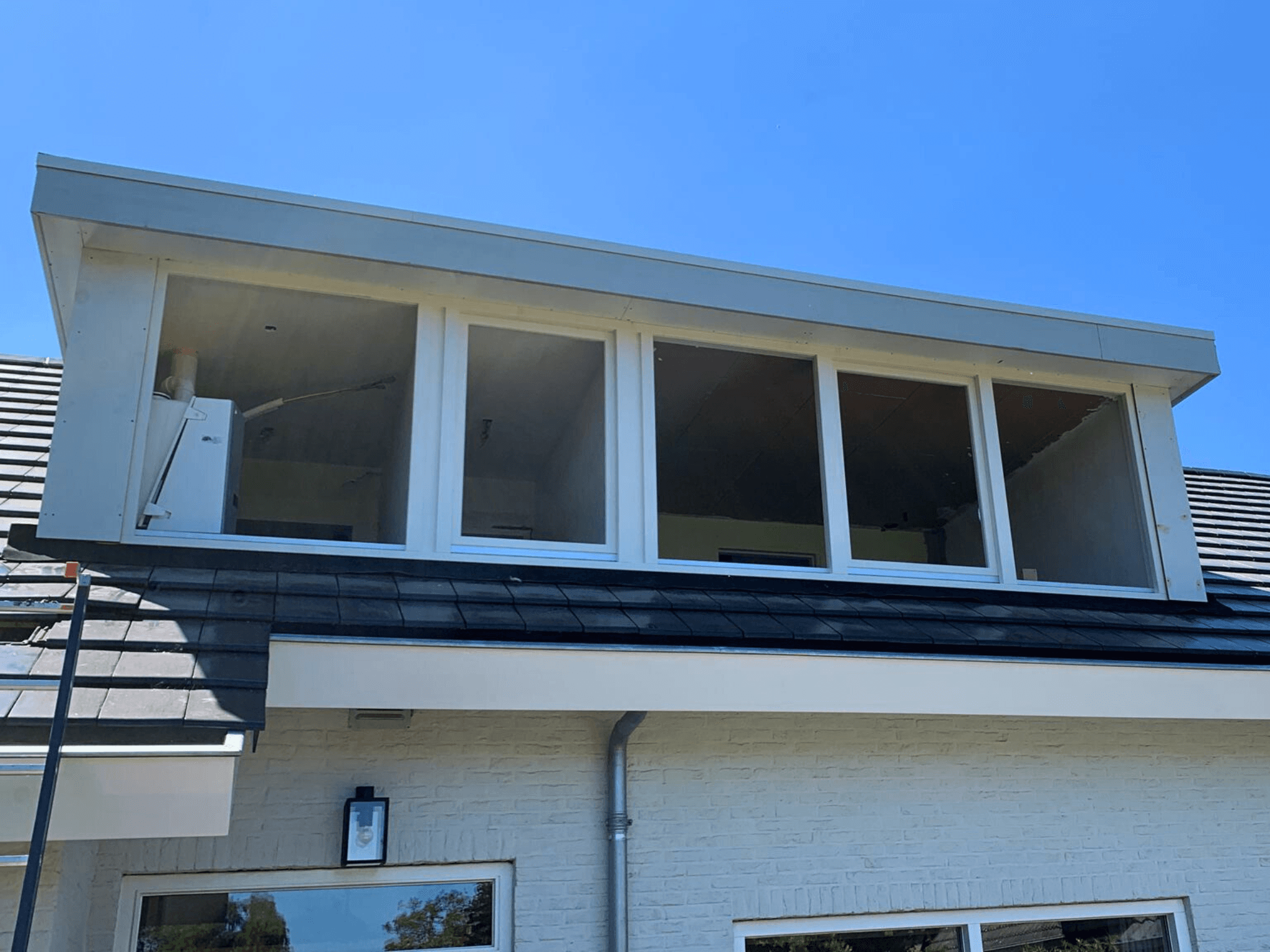 De nieuwe dakkapel in aanbouw bij de woning in Brakel