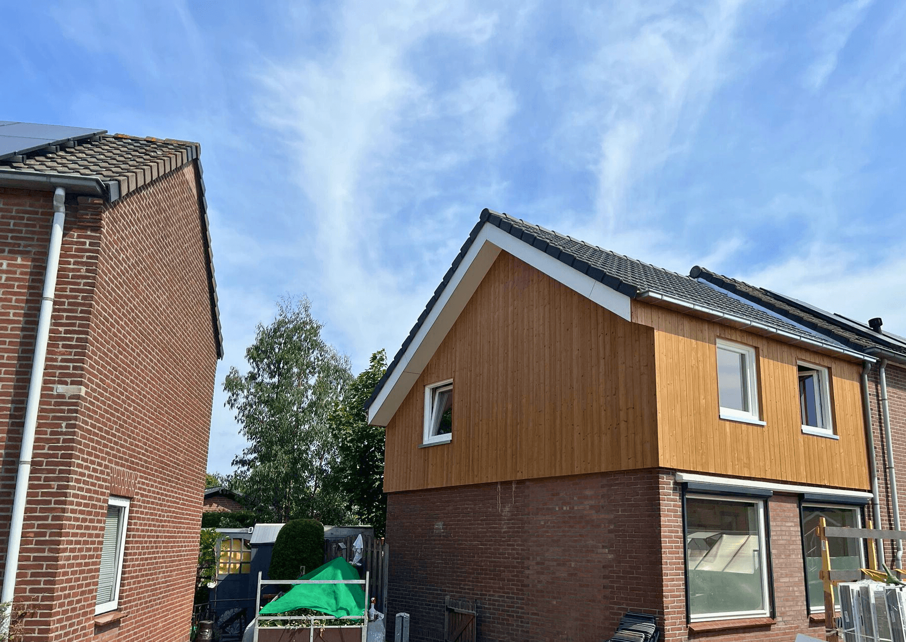 Dakopbouw met gevelbekleding en vrachtwagen Oss